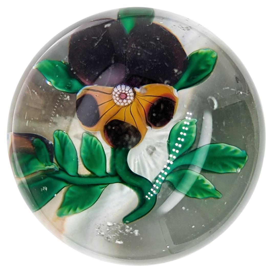 Belle Époque Presse-papiers antique Baccarat Pansy avec bourgeon en verre en vente