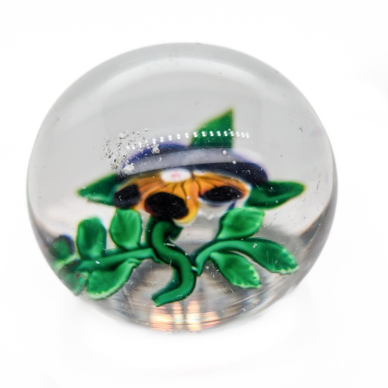 Français Presse-papiers antique Baccarat Pansy avec bourgeon en verre en vente