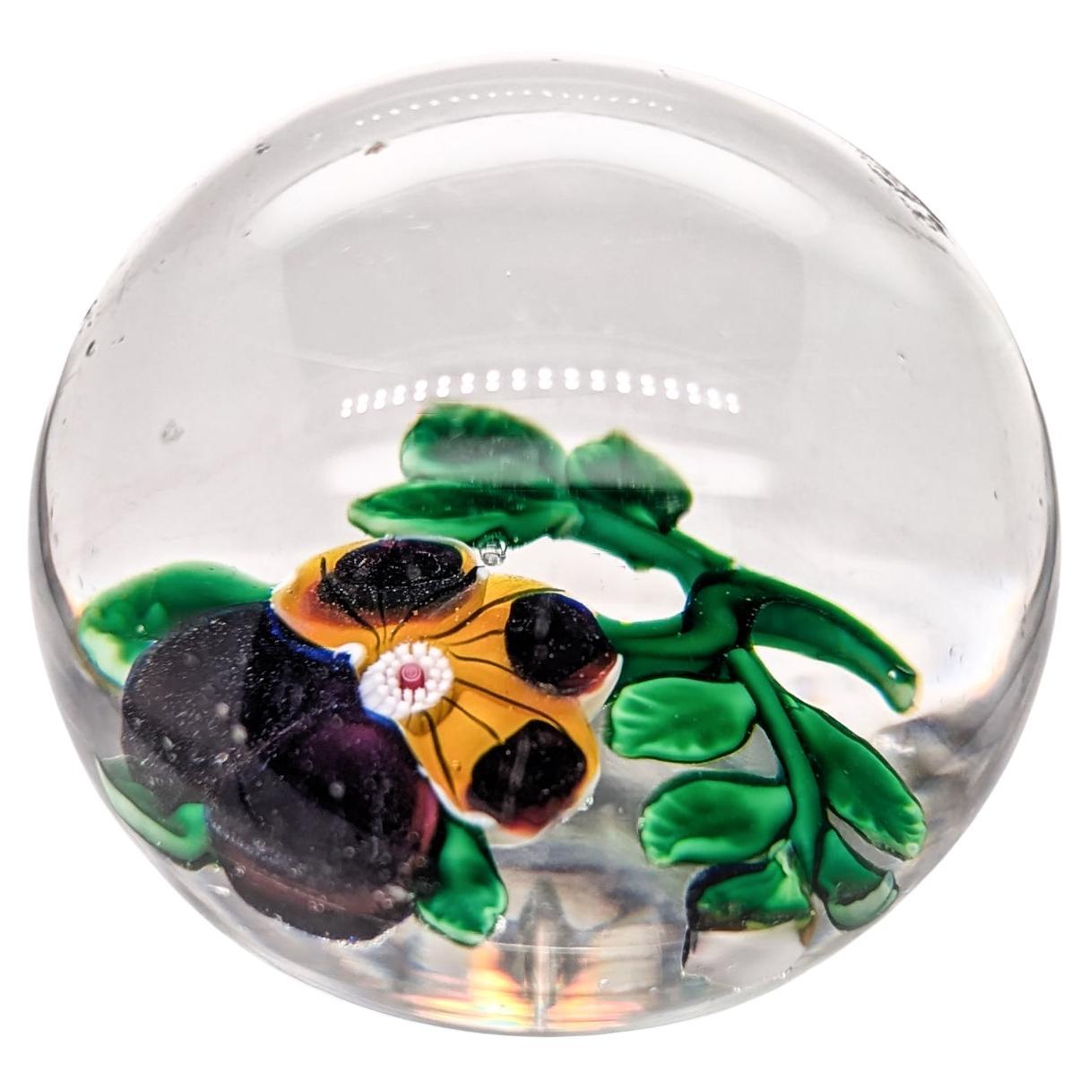 Presse-papiers antique Baccarat Pansy avec bourgeon en verre État moyen - En vente à Philadelphia, PA