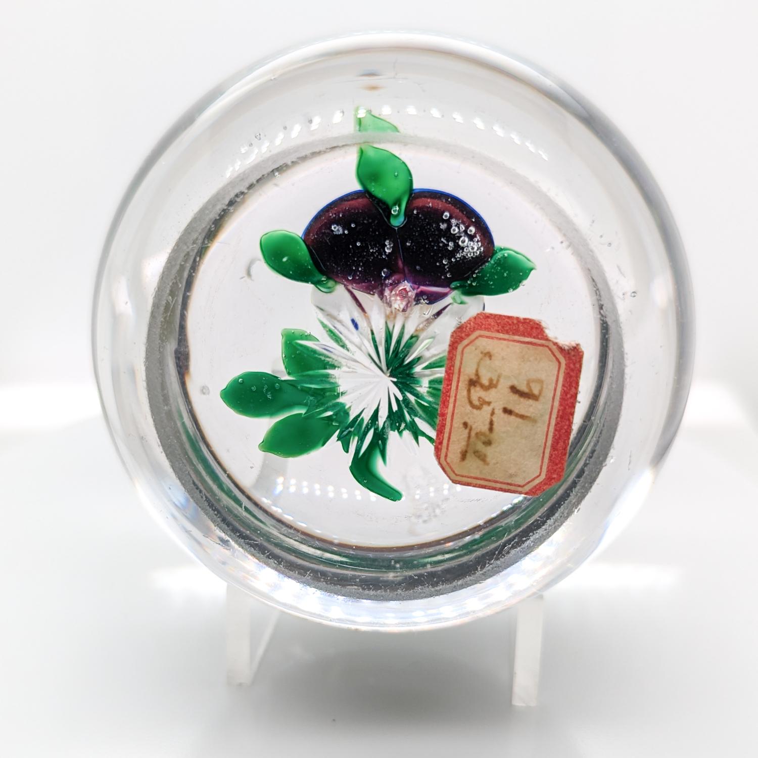 XIXe siècle Presse-papiers antique Baccarat Pansy avec bourgeon en verre en vente