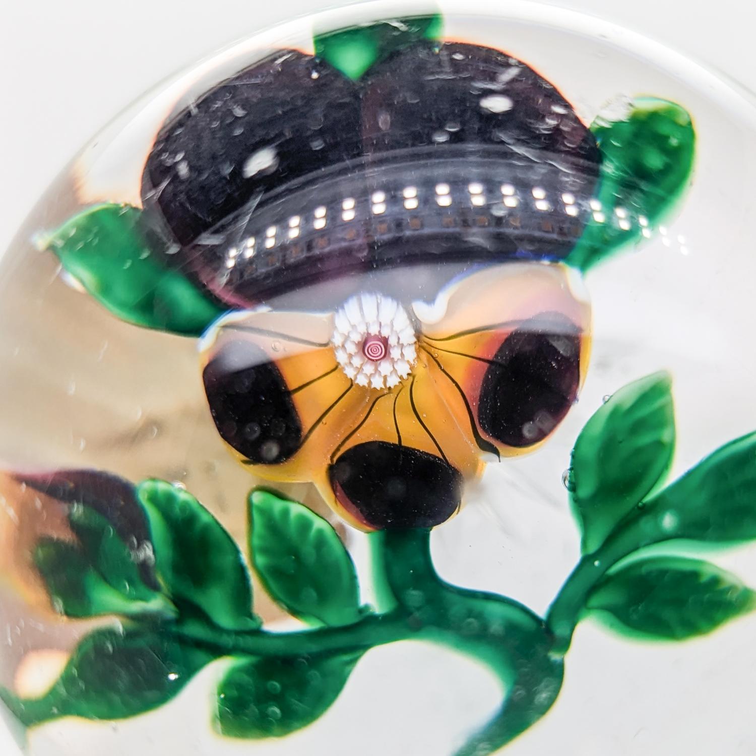 Verre Presse-papiers antique Baccarat Pansy avec bourgeon en verre en vente