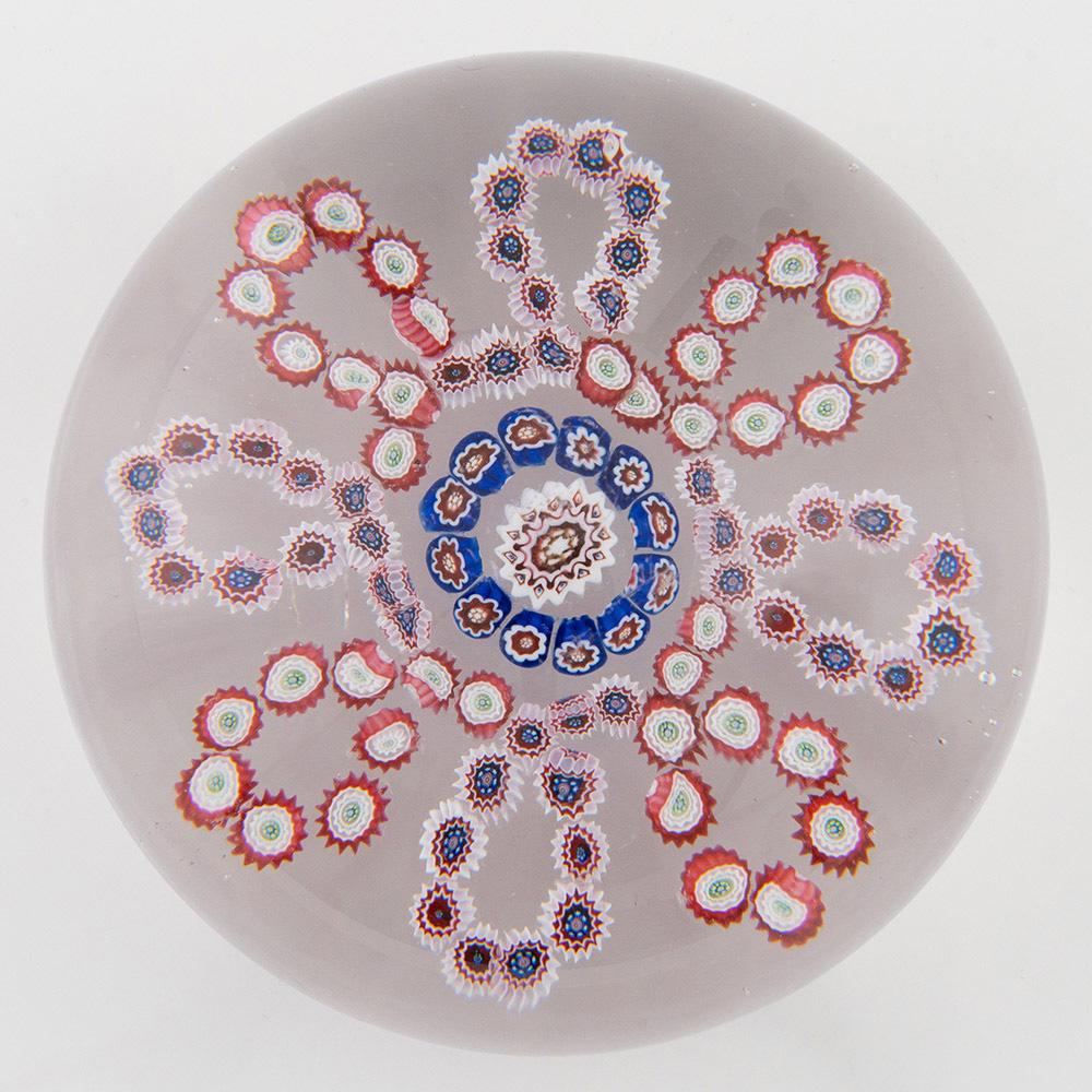 Encabezamiento : Pisapapeles Antiguo Baccarat Con Guirnalda Millefiori c1850
Fecha : c1850
Origen : Francia
Características : Ocho bucles de guirnalda de bastones millefiori alrededor de un anillo central de bastones con bastón central
Marcas :