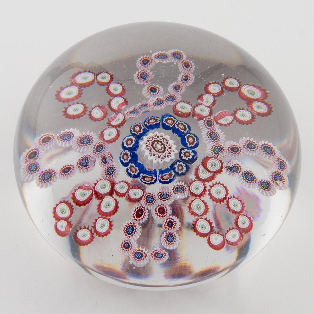 Antiguo Pisapapeles Baccarat Con Guirnalda Millefiori c1850 Francés en venta
