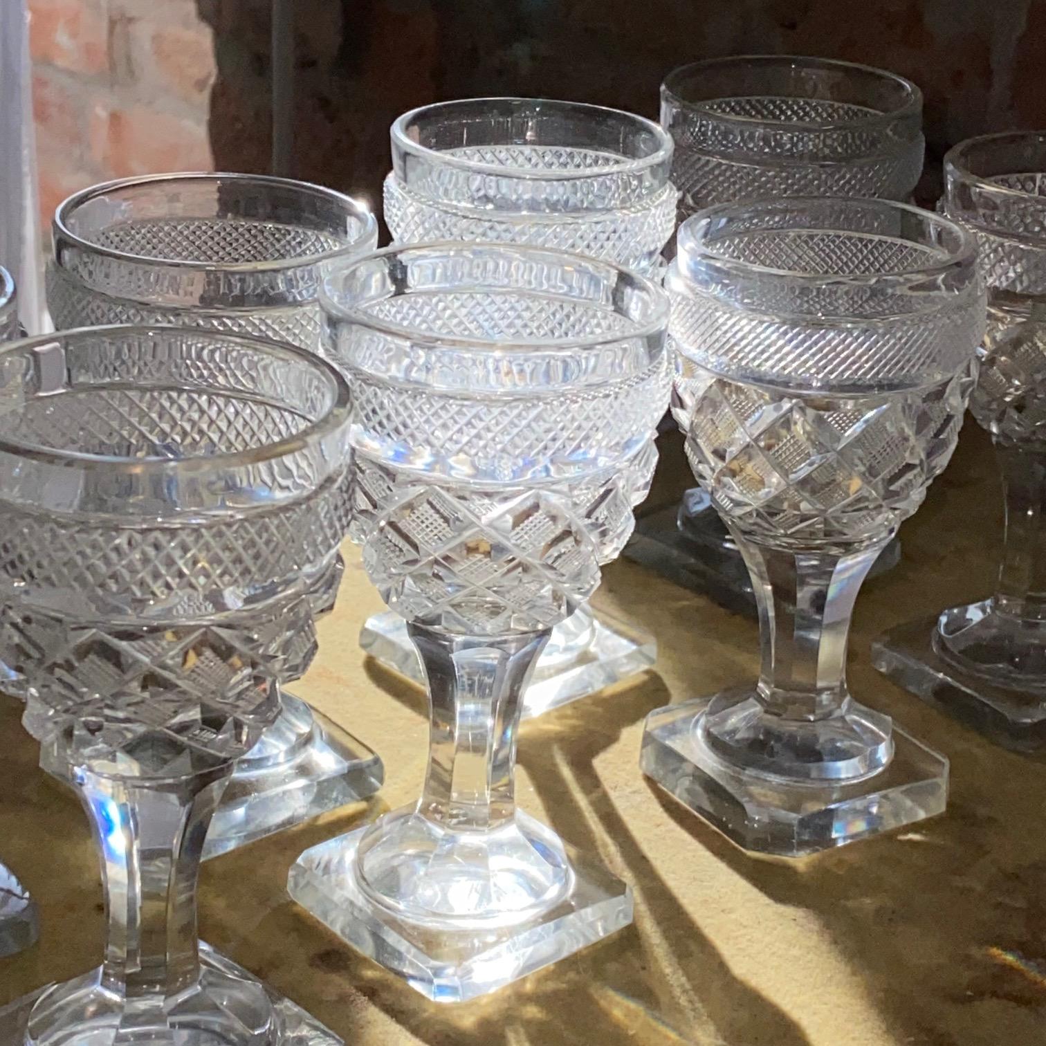 Ensemble antique de 12 verres à vin de Porto de Baccarat, manufacture de St. Anne, Voneche, 1810. en vente 3