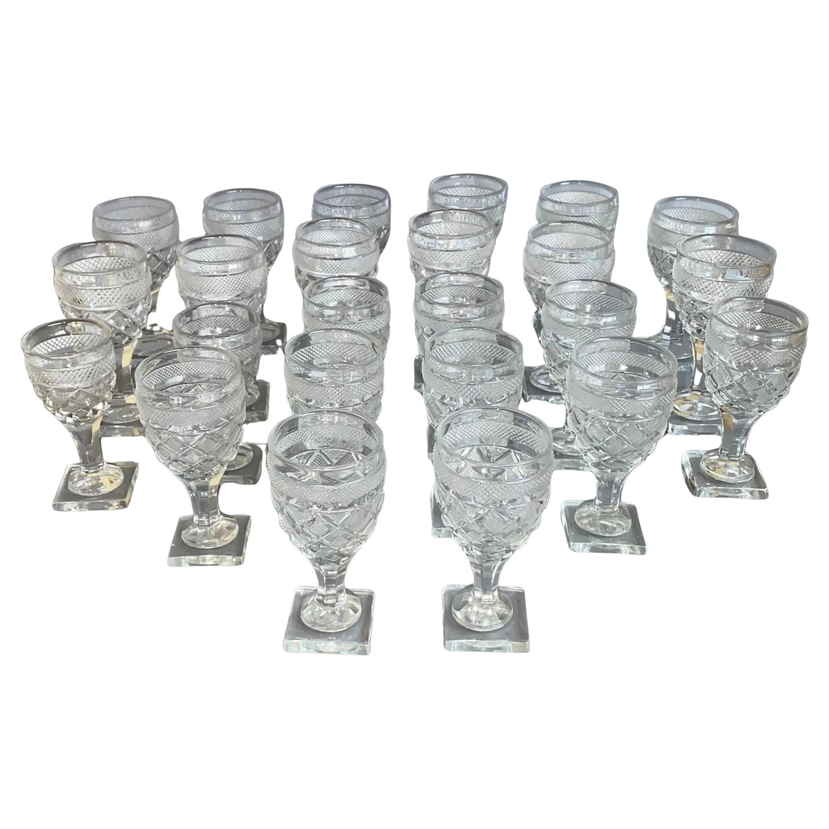 Important ensemble de 12 verres à vin du 1er Empire en verre taillé de la cristallerie Sainte Anne à Voneche, 1800 - 1830 env. 

La provenance de l'ensemble :
Collectional Baron Charles Jean Maurice Lemonnier (12 janvier 1860 - 11 septembre 1930)