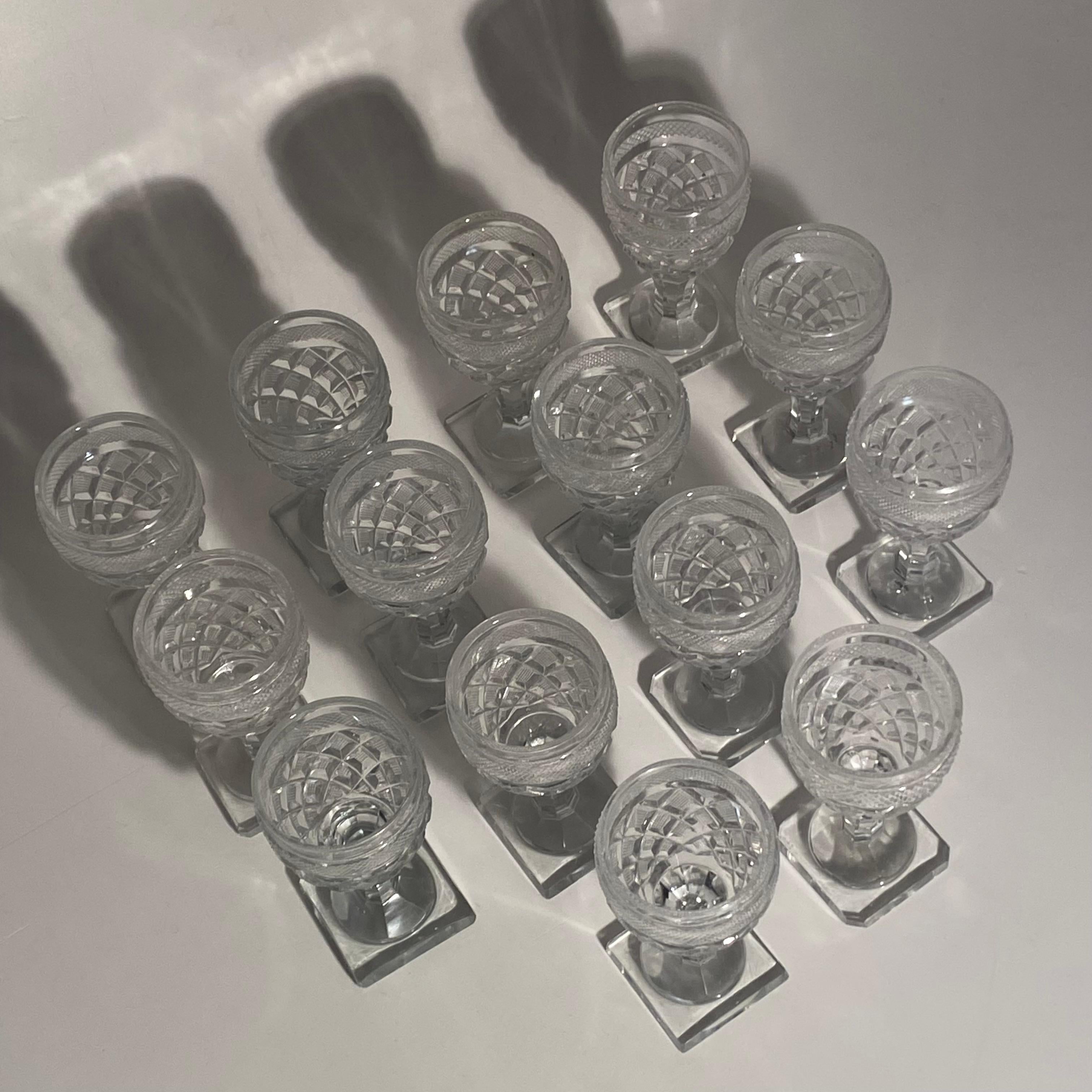 Bedeutendes 12er-Set von Weinkelchen aus geschliffenem Glas des 1. Kaiserreichs aus der Kristallfabrik Sainte Anne in Voneche, ca. 1800 - 1830. 

Die eingestellte Provenienz:
Collection Baron Charles Jean Maurice Lemonnier (12. Januar 1860 - 11.