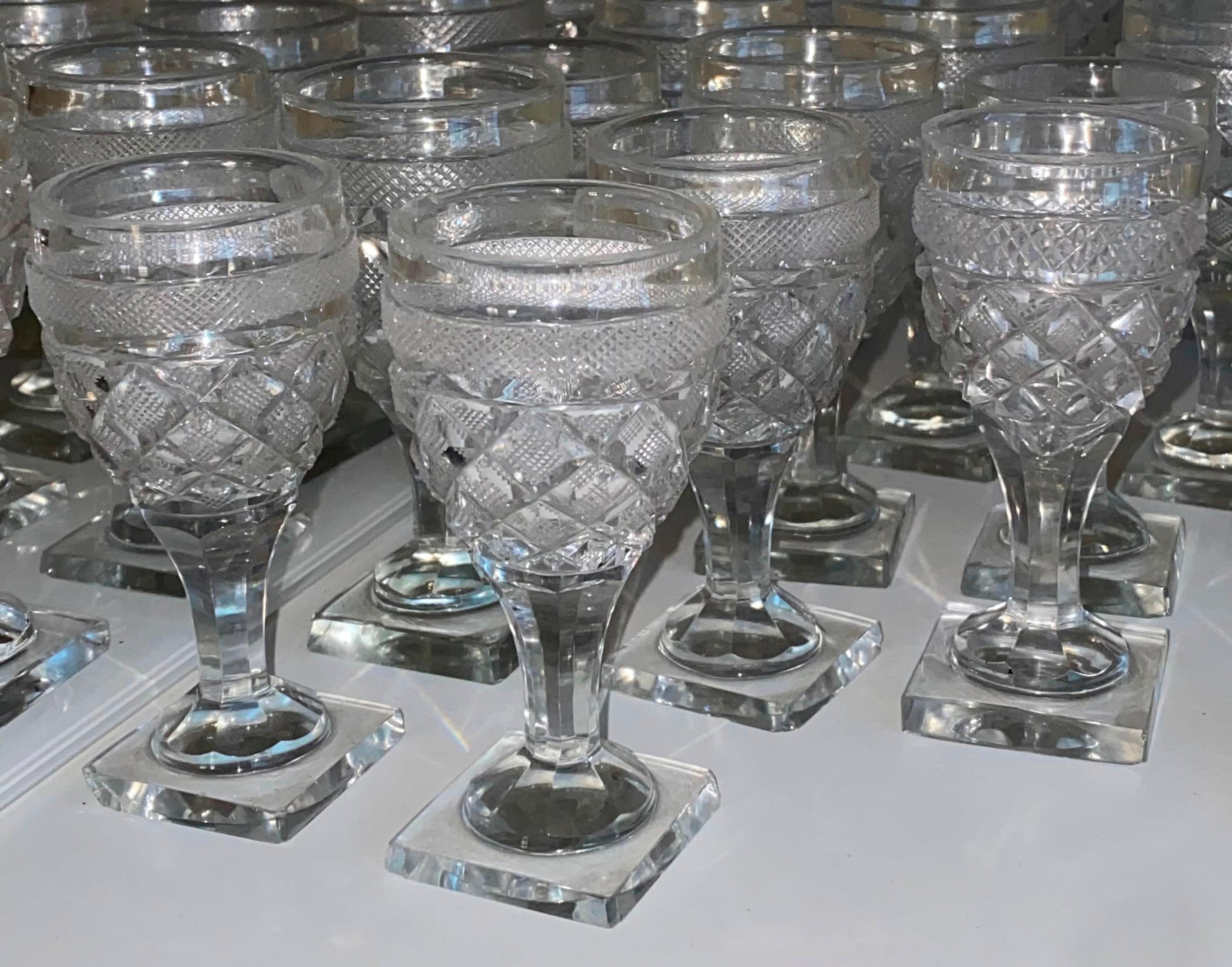 Antiker Baccarat-Satz von 12 Weingläsern aus der Fabrik Sainte Anne, Voneche, 1810. (Empire) im Angebot