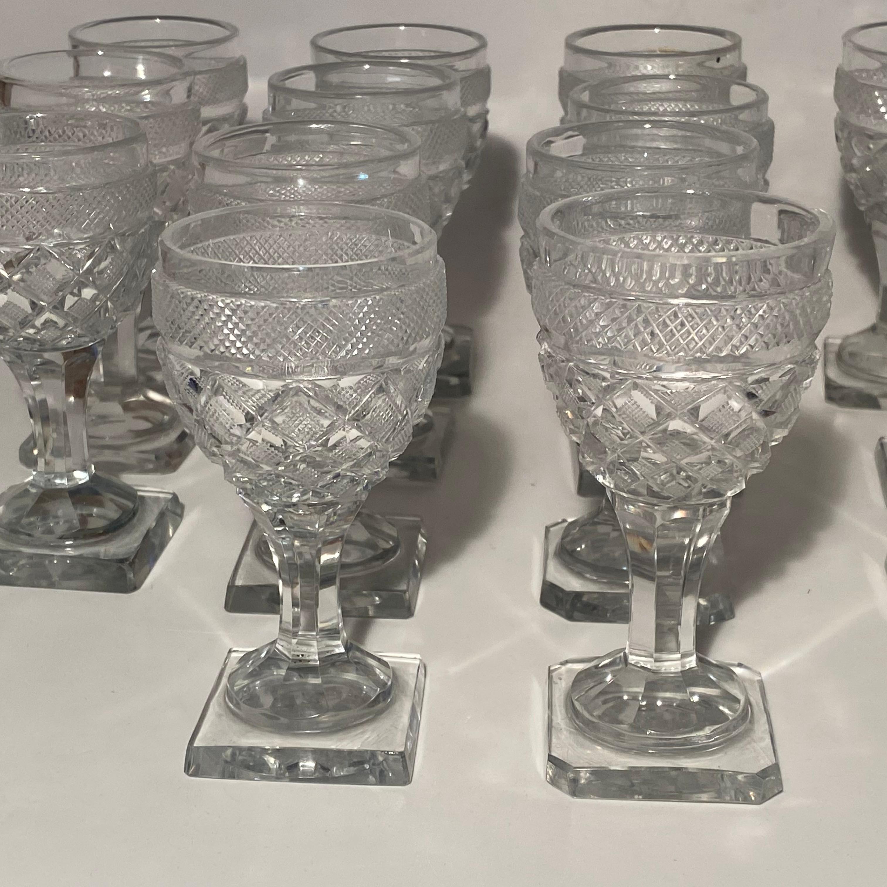 Antiker Baccarat-Satz von 12 Weingläsern aus der Fabrik Sainte Anne, Voneche, 1810. (Belgisch) im Angebot