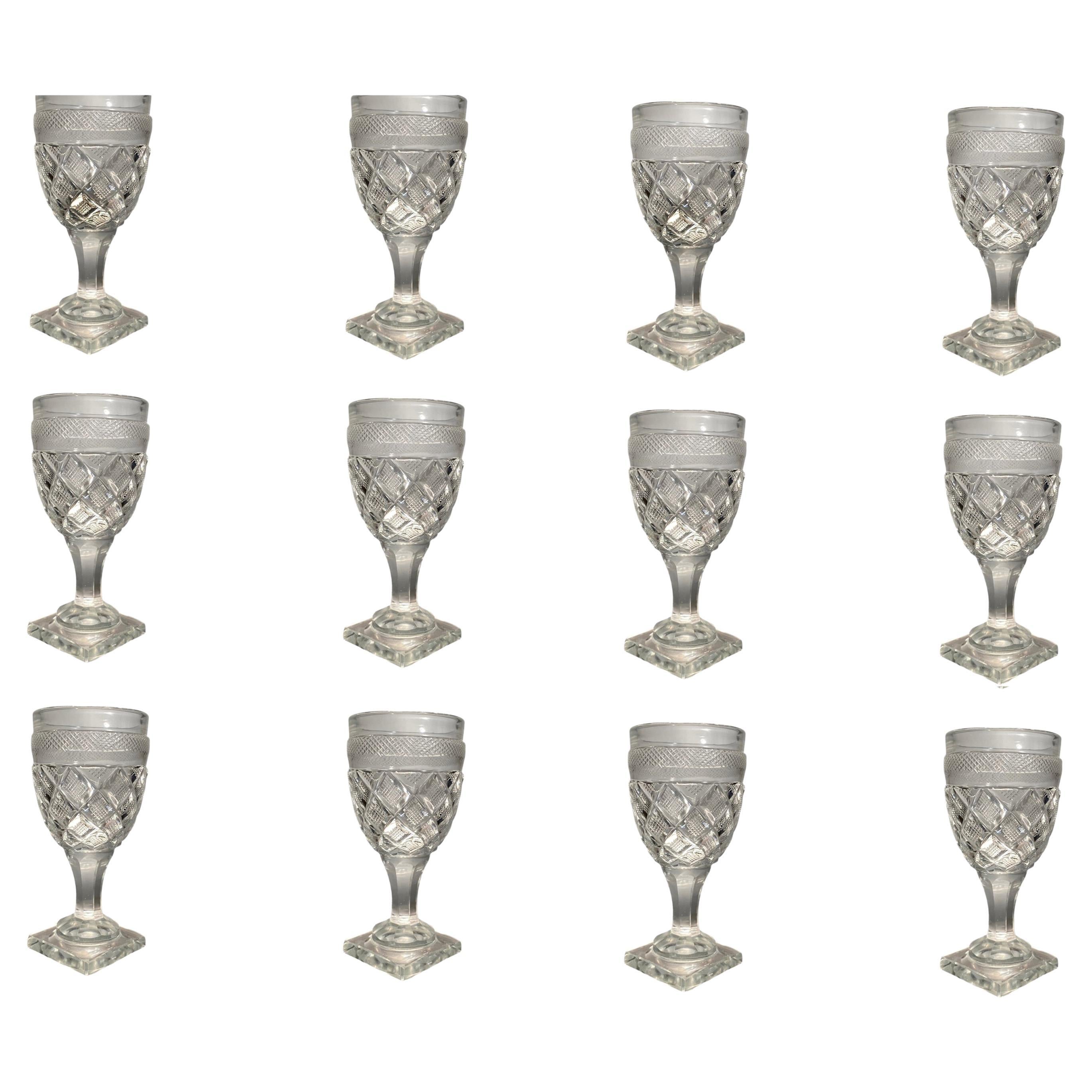 Antiker Baccarat-Satz von 12 Weingläsern aus der Fabrik Sainte Anne, Voneche, 1810.