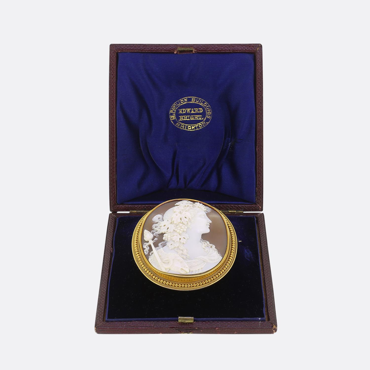 Nous avons ici une broche camée en coquillage antique merveilleusement sculptée. La broche représente le profil latéral de la Bacchante en relief et est d'une excellente qualité. Elle est montée sur une broche de style étrusque qui présente