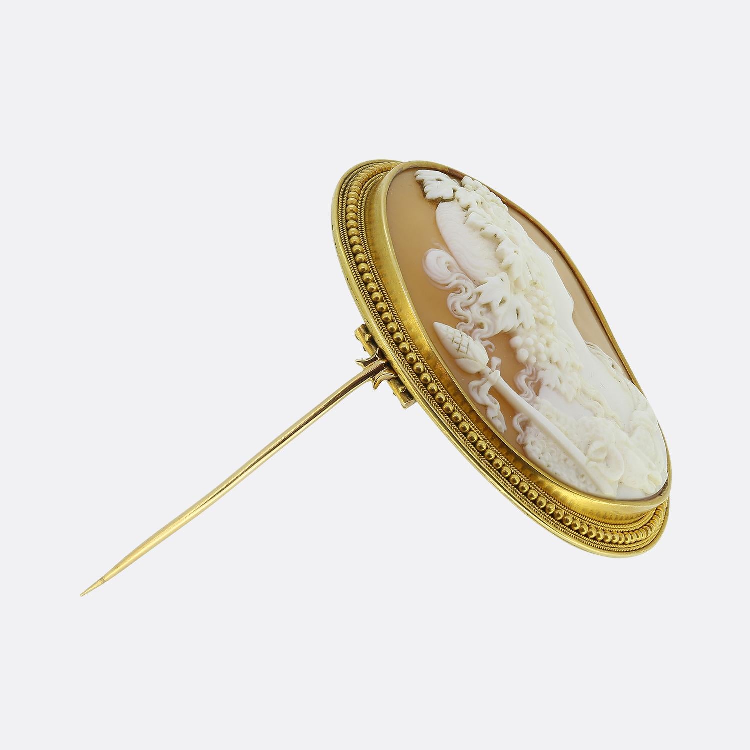 Broche ancienne Bacchante en camée coquillage Bon état - En vente à London, GB