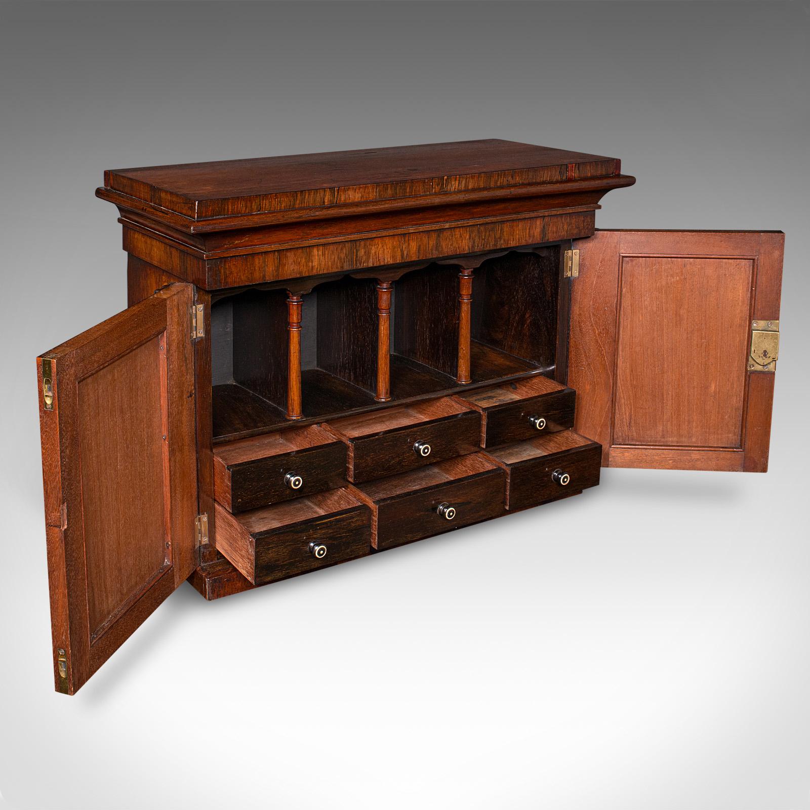 Si tratta di un antico armadio per libri da scapolo. Un mobile da tavolo inglese in legno di palissandro, risalente al periodo di William IV, circa 1835. Deliziosamente compatto e pieno di charme, questo pezzo porta il fascino dell'artigianato e