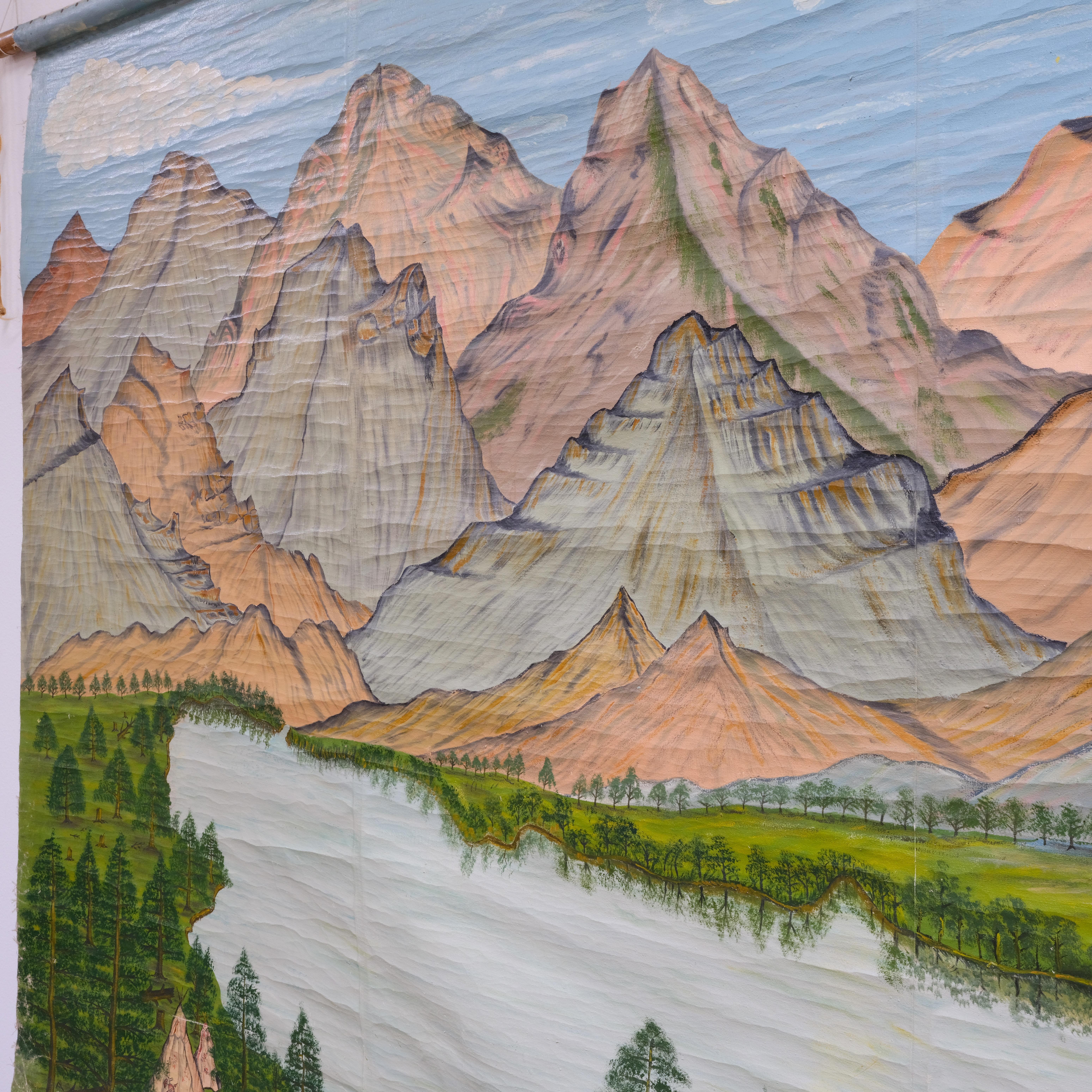 Wahrlich eine Seltenheit.
Sommercamp-Hintergrund, der eine abstrakte Interpretation der Rocky Mountain Range darstellt.
Der Zustand ist sehr gut, er wurde aufgerollt in einer Garage gefunden, wo er wahrscheinlich über 30 Jahre lang stand.
Rückseitig