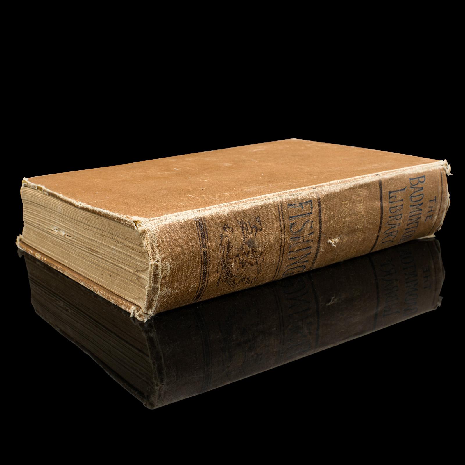 Dies ist ein antikes Buch der Badminton-Bibliothek. Ein englischsprachiges, gebundenes Nachschlagewerk zum Thema Angeln von Henry Cholmondeley-Pennell aus der späten viktorianischen Zeit, etwa 1890.

Die dem Prinzen von Wales (später Edward VII.)