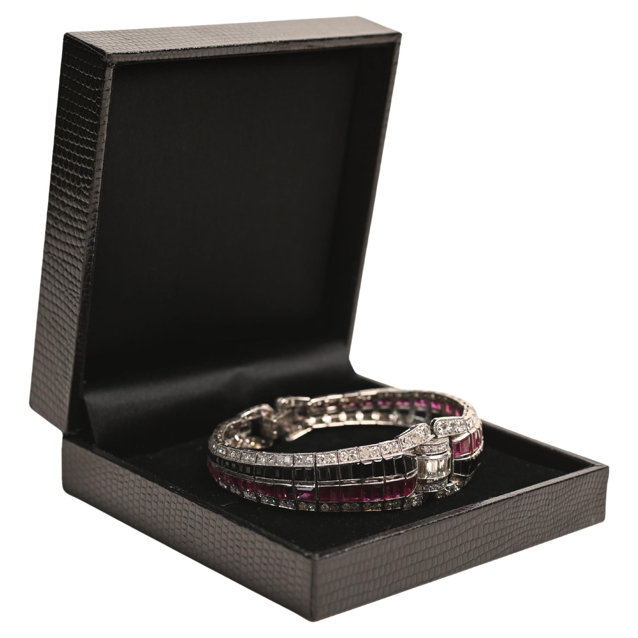 Bracciale antico con diamanti taglio baguette (circa 6 carati), rubini e onice in vendita