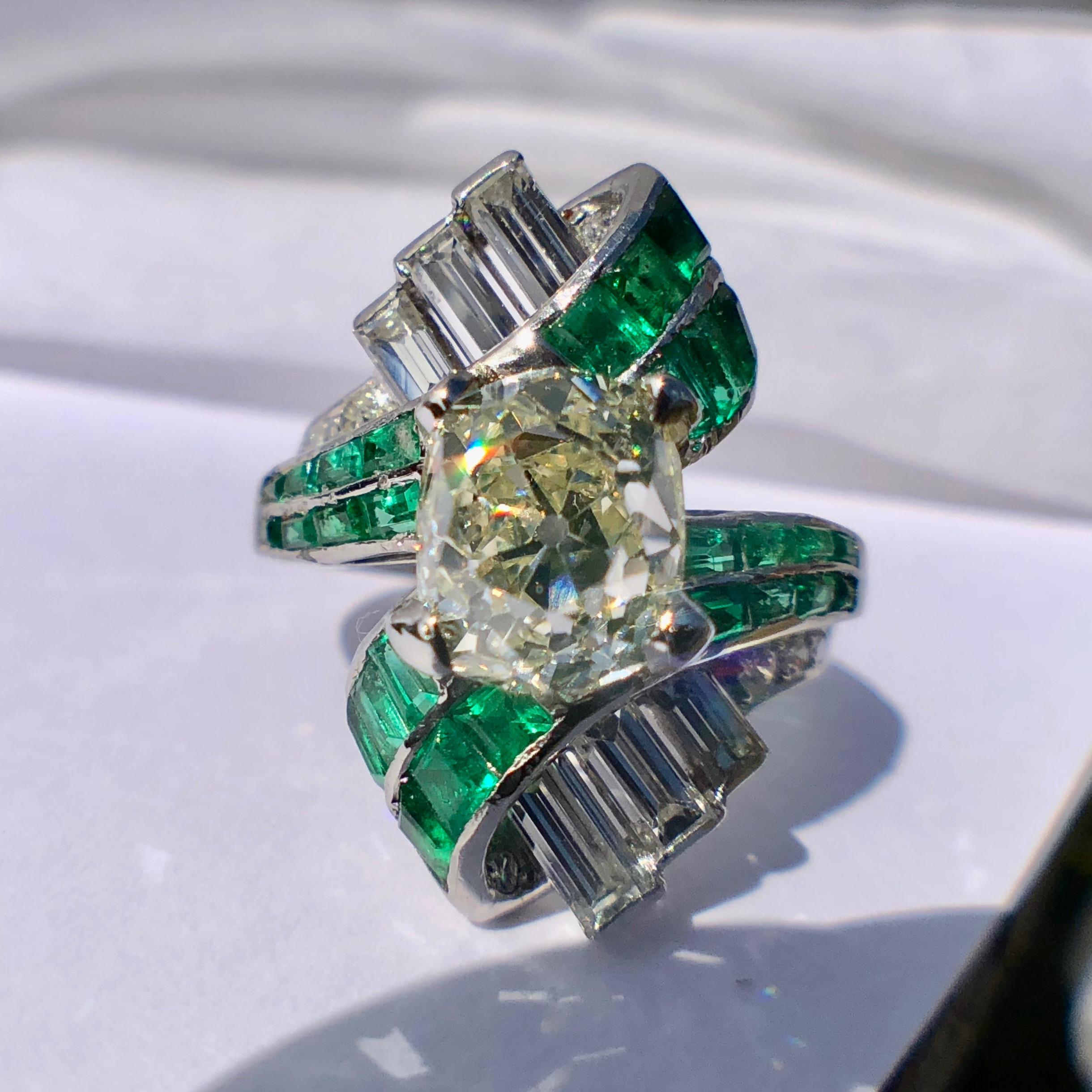 Antique Baguette Emerald And Old Cut Diamond Art Deco Cocktail Engagement Ring  (Art déco) im Angebot