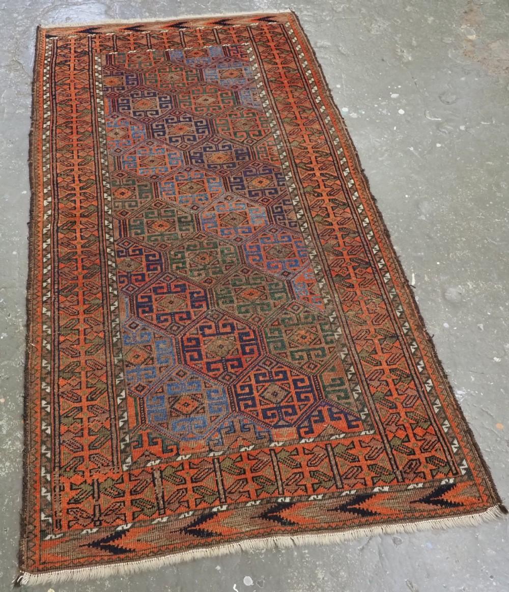 Antico tappeto afghano Bahluli Baluch o Timuri con un disegno gul ripetuto
Circa 1880

I tappeti Bahluli Baluch sono piuttosto rari e provengono dai confini dell'Afghanistan occidentale e della regione del Khorasan, nella Persia orientale. Questo
