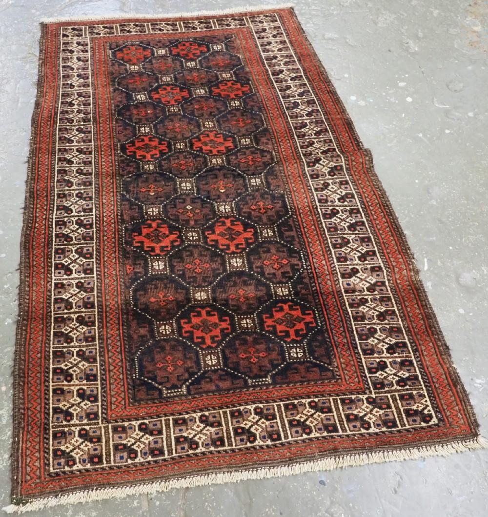 Antiker afghanischer Bahluli-Belutschen-Teppich mit Gittermuster und elfenbeinfarbener Grundbordüre
CIRCA 1890

Bahluli-Belutschenteppiche sind recht selten und stammen aus dem Grenzgebiet zwischen Westafghanistan und der Region Chorasan in