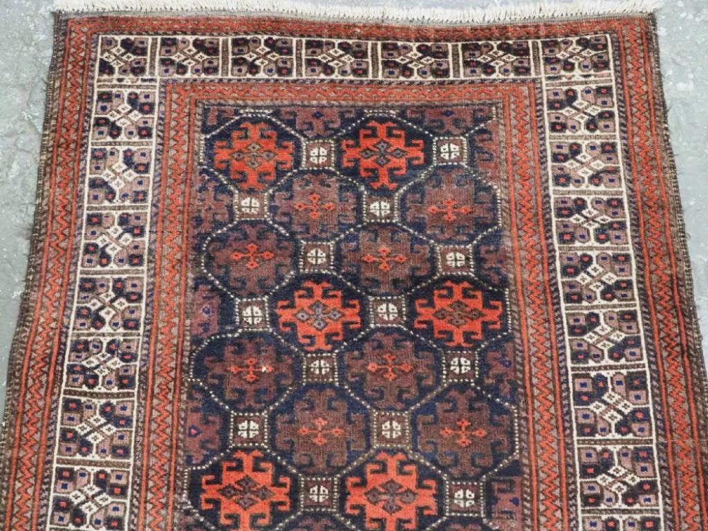 Antiker Bahluli-Baluch-Teppich, Gitterdesign mit elfenbeinfarbener Bordüre, um 1890 (Afghanisch) im Angebot