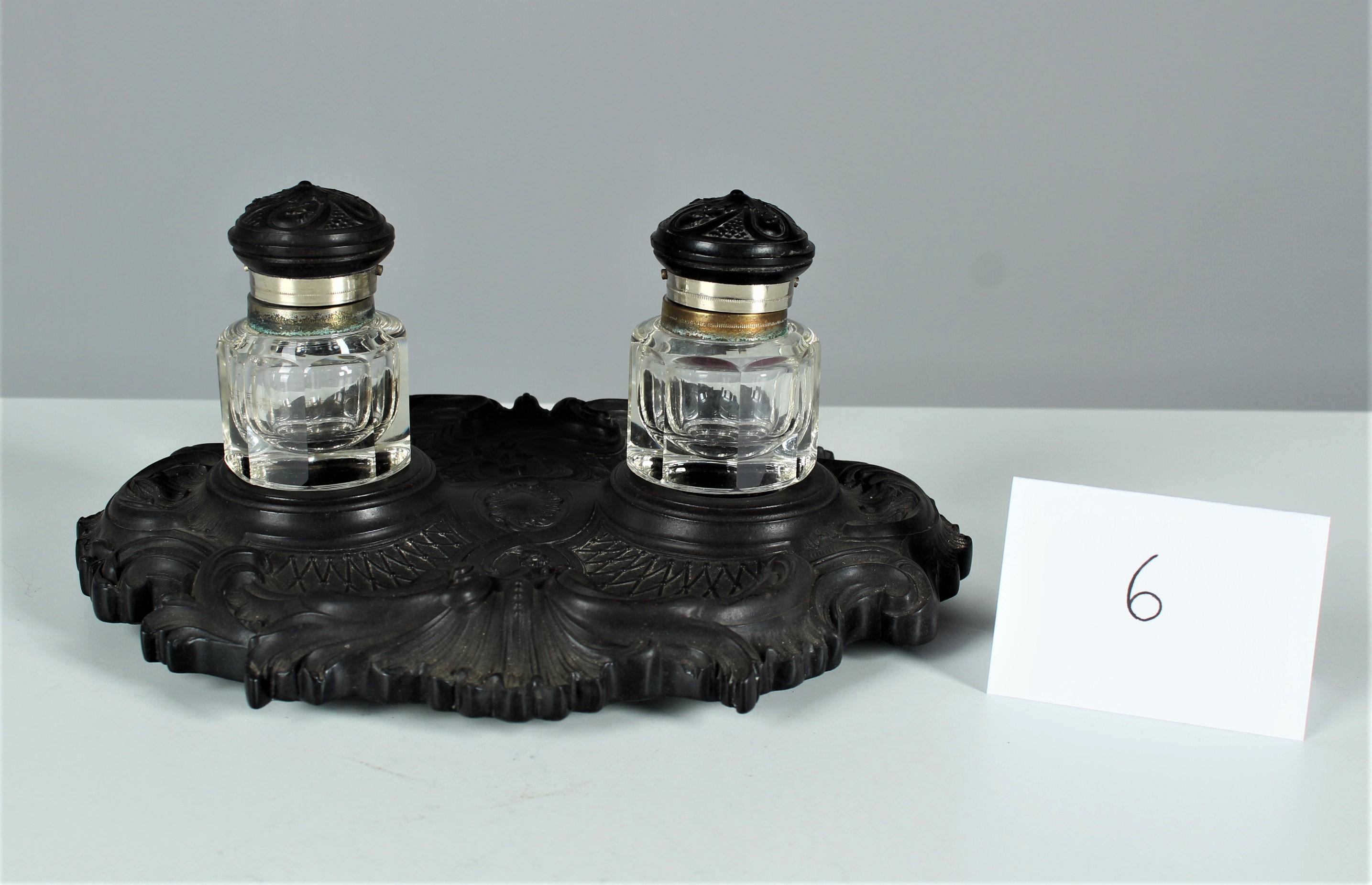 Antique Double Inkstand With Glass Inserts, Gutta-Percha, France, Circa 1880 In Good Condition For Sale In Greven, DE