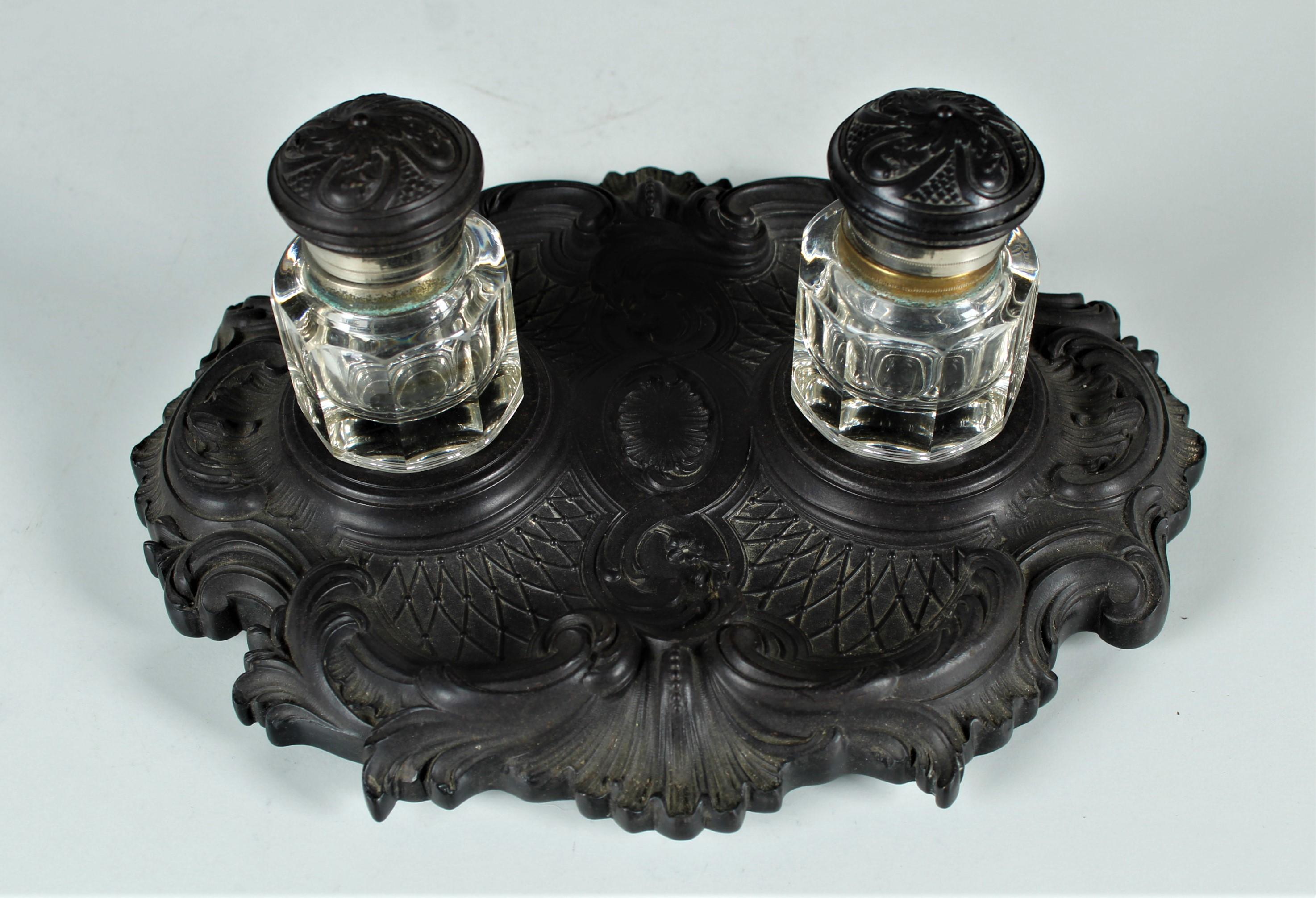 XIXe siècle Ancien encrier double avec inserts en verre, Gutta-Percha, France, vers 1880 en vente