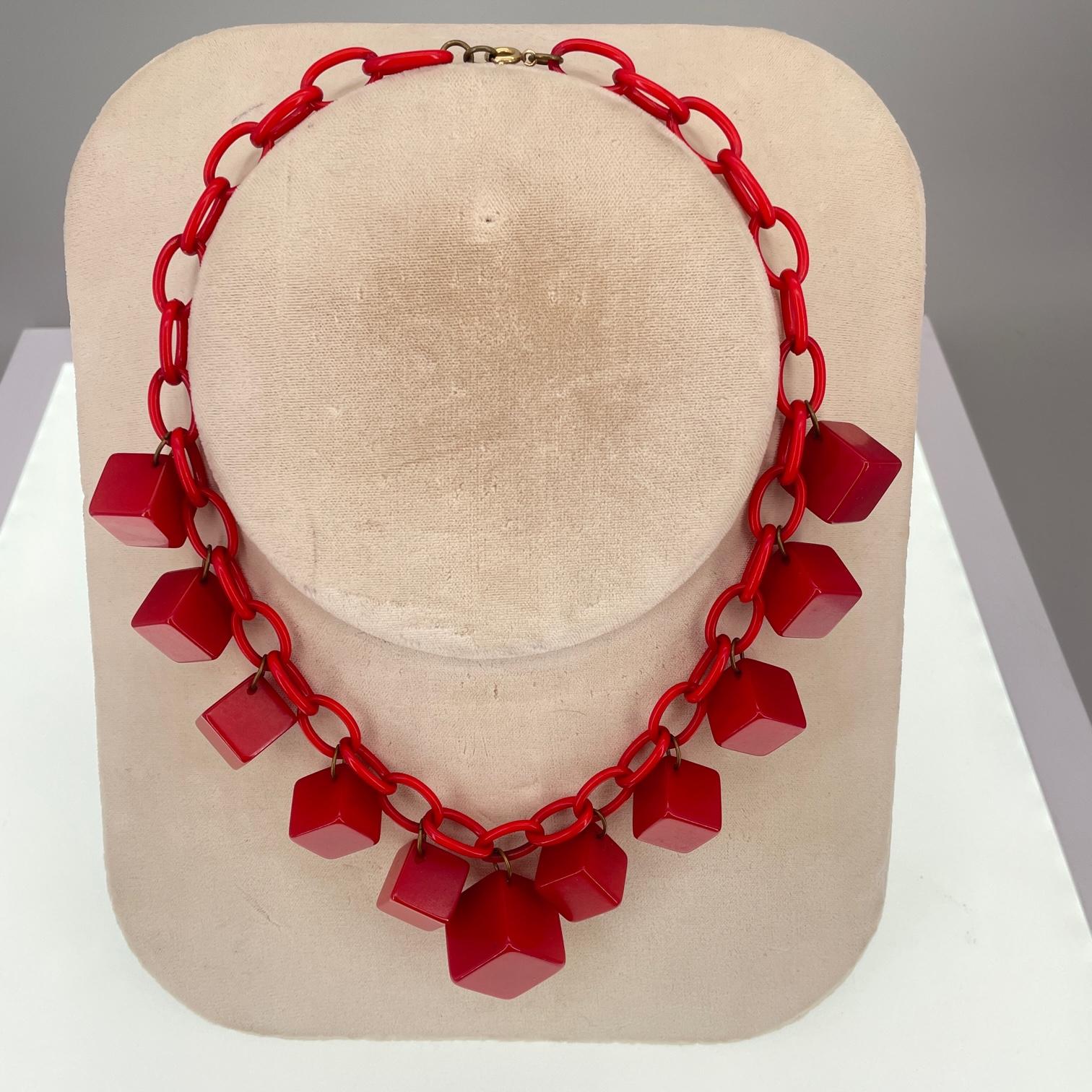 Art déco Collier en Bakélite Antique Nº11 Cubist NYC Art Deco Cherry Red Charm Necklace  en vente