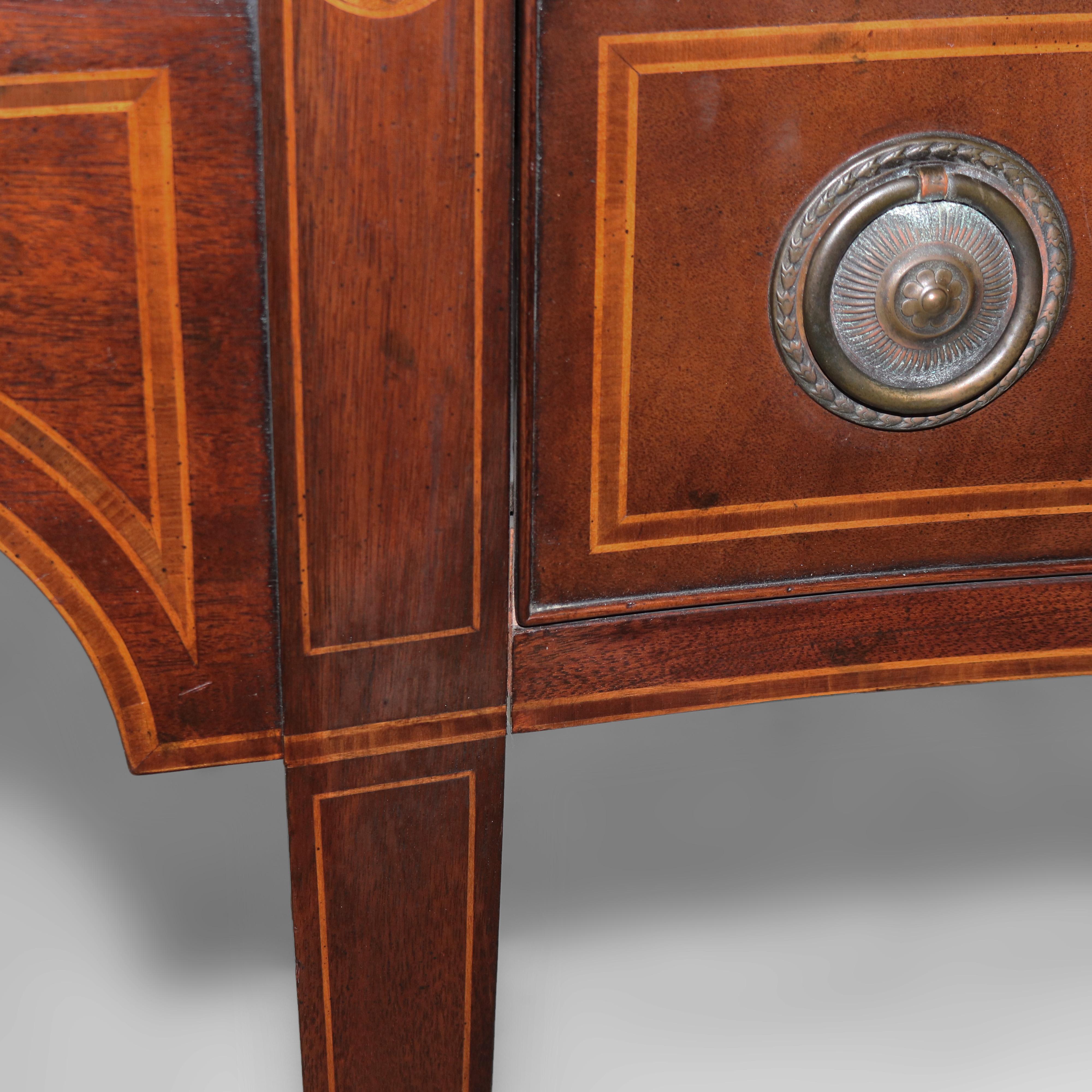 Buffet ancien de style Hepplewhite en acajou avec bandes et cheminée en laiton en vente 10