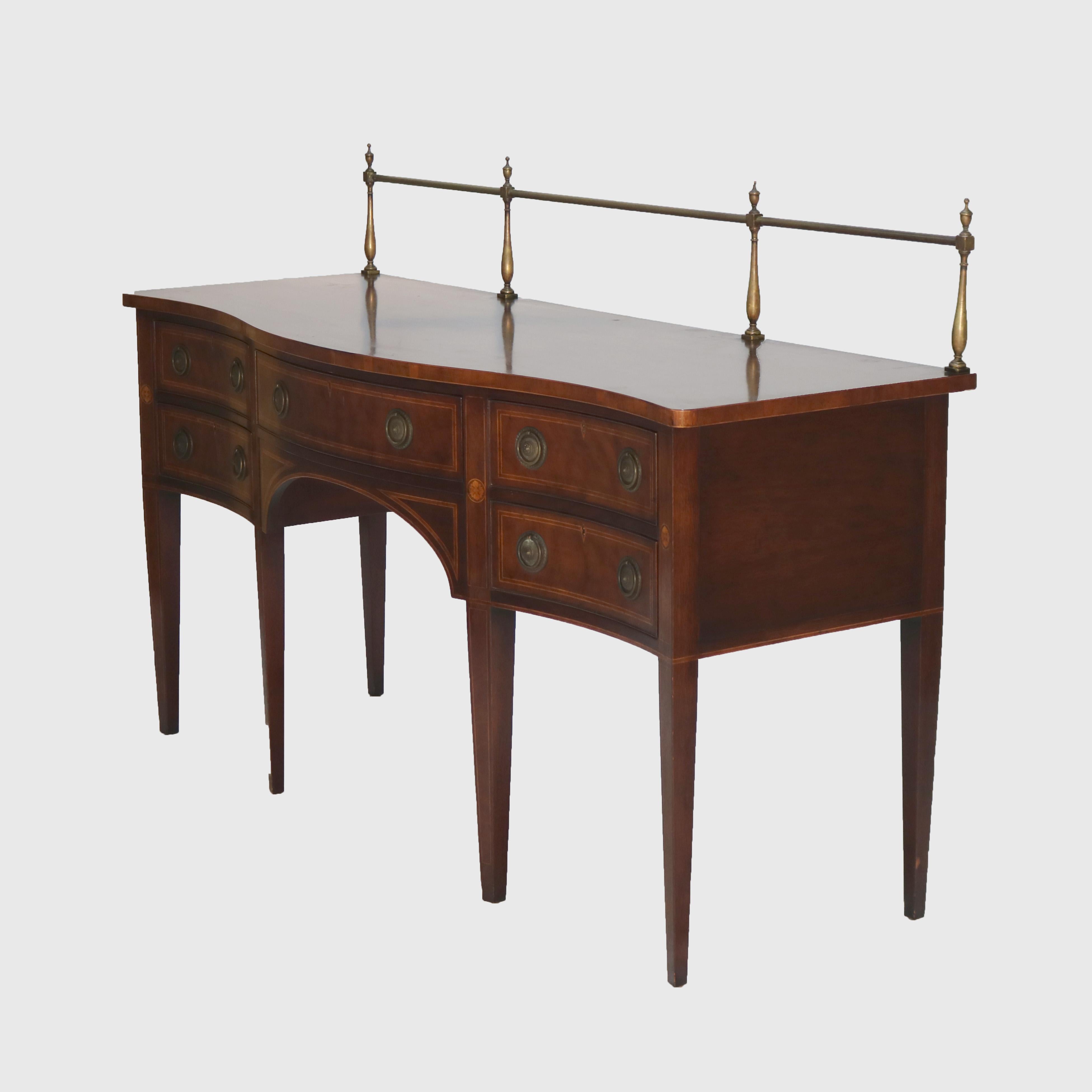 Buffet ancien en acajou de style Baker Hepplewhite avec bandes et baguettes en laiton signé C1920.   
Dimensions : 46,75 
