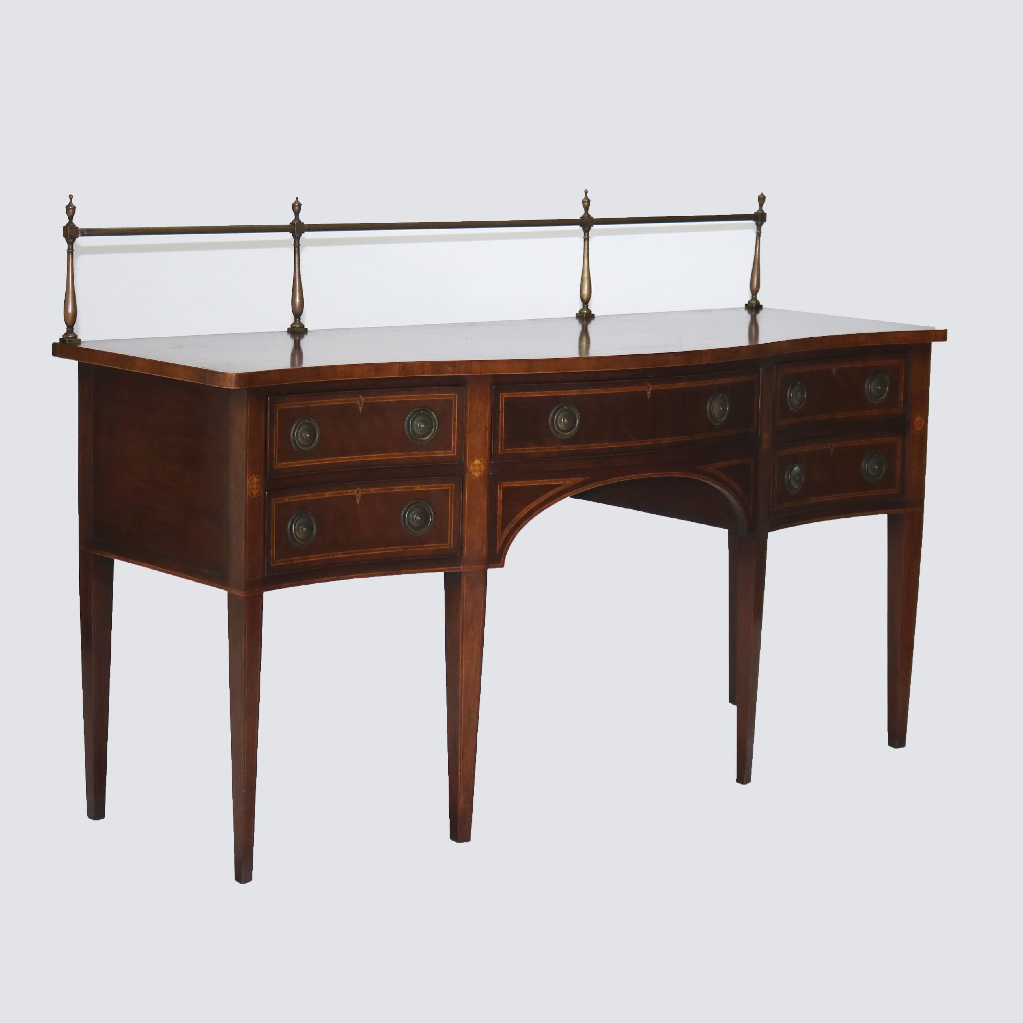 20ième siècle Buffet ancien de style Hepplewhite en acajou avec bandes et cheminée en laiton en vente