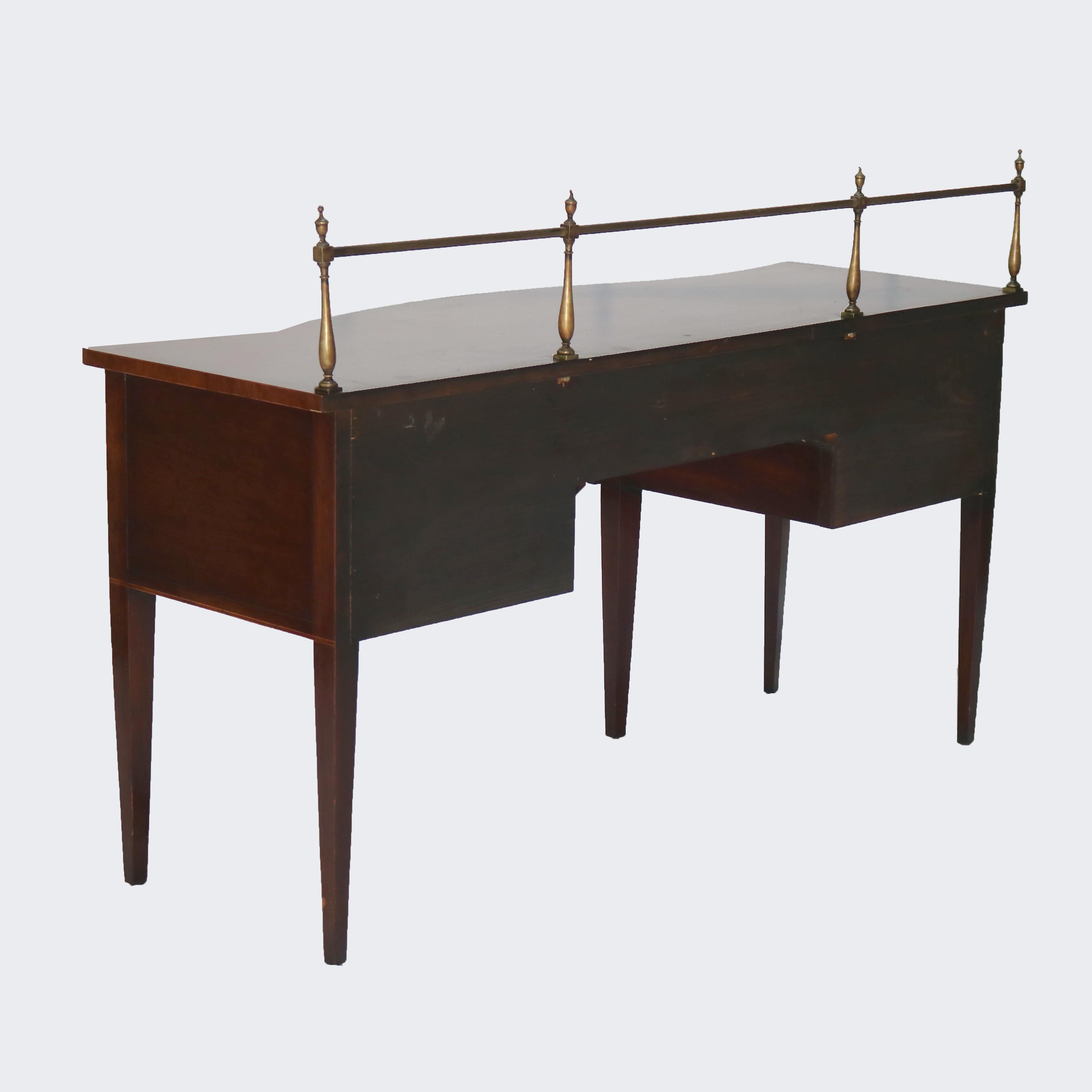 Buffet ancien de style Hepplewhite en acajou avec bandes et cheminée en laiton en vente 2
