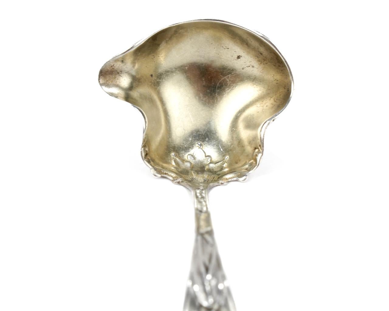 Un bel mestolo per salse in stile Art Nouveau.

In argento sterling con ciotola dorata.

Da Baker Manchester.

Nel modello Daffodil. 

Un mestolo semplicemente meraviglioso!

Data:
Fine del XIX o inizio del XX secolo 

Condizioni generali:
Il