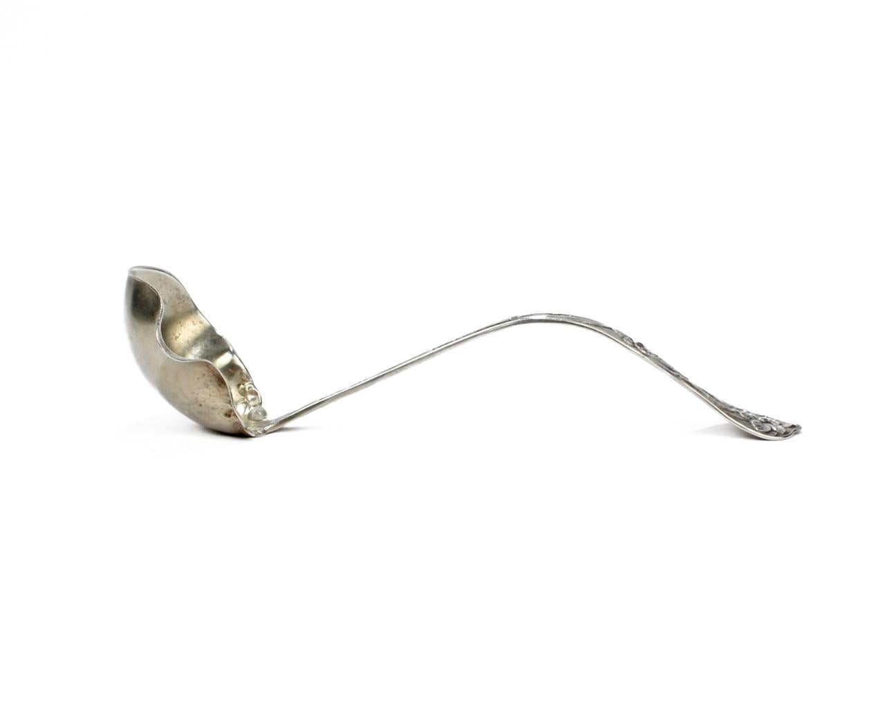 Antique Baker Manchester Daffodils Sterling Silver Sauce Ladle In Good Condition For Sale In Philadelphia, PA