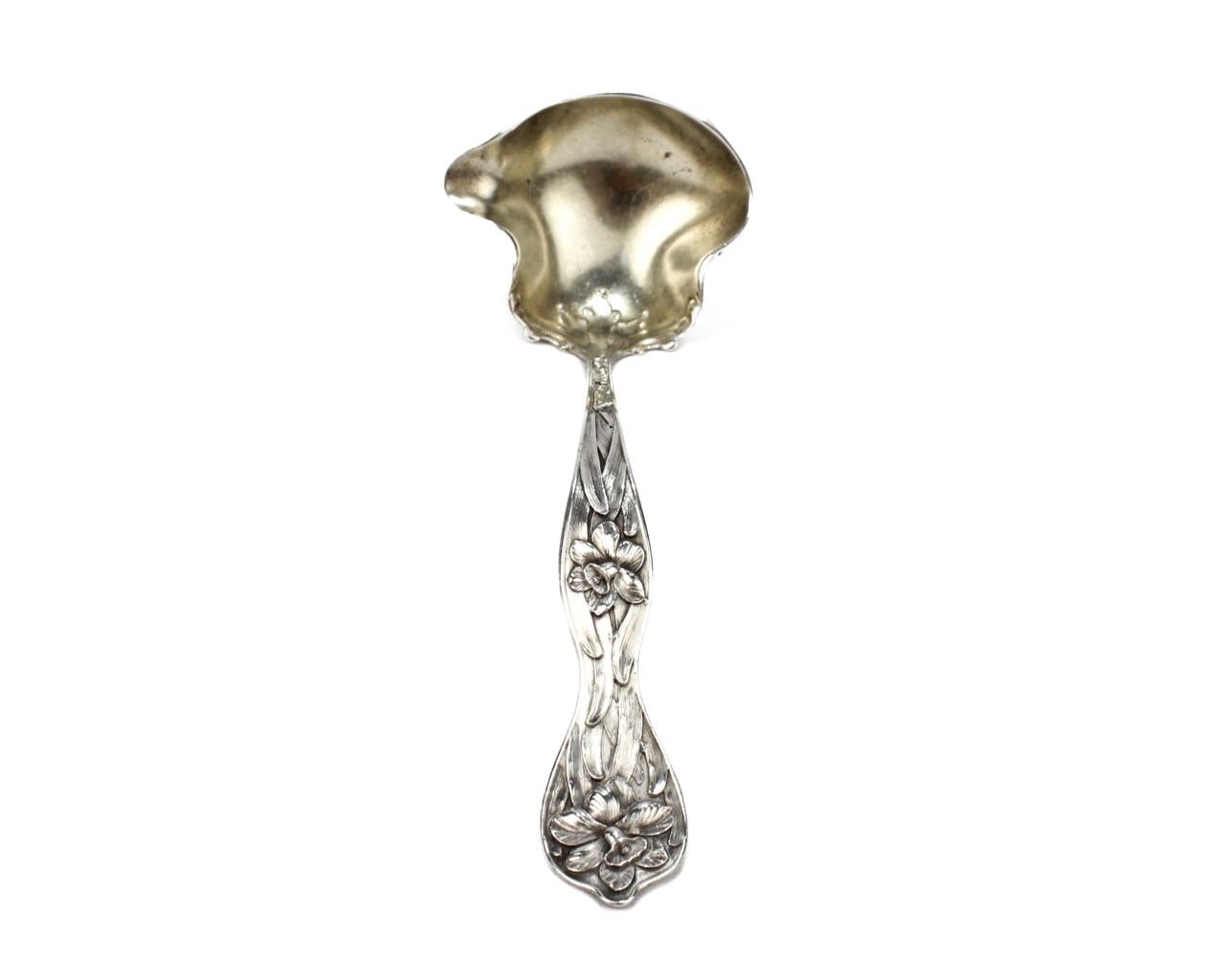 XX secolo Antico mestolo in argento sterling Baker Manchester Daffodils in vendita