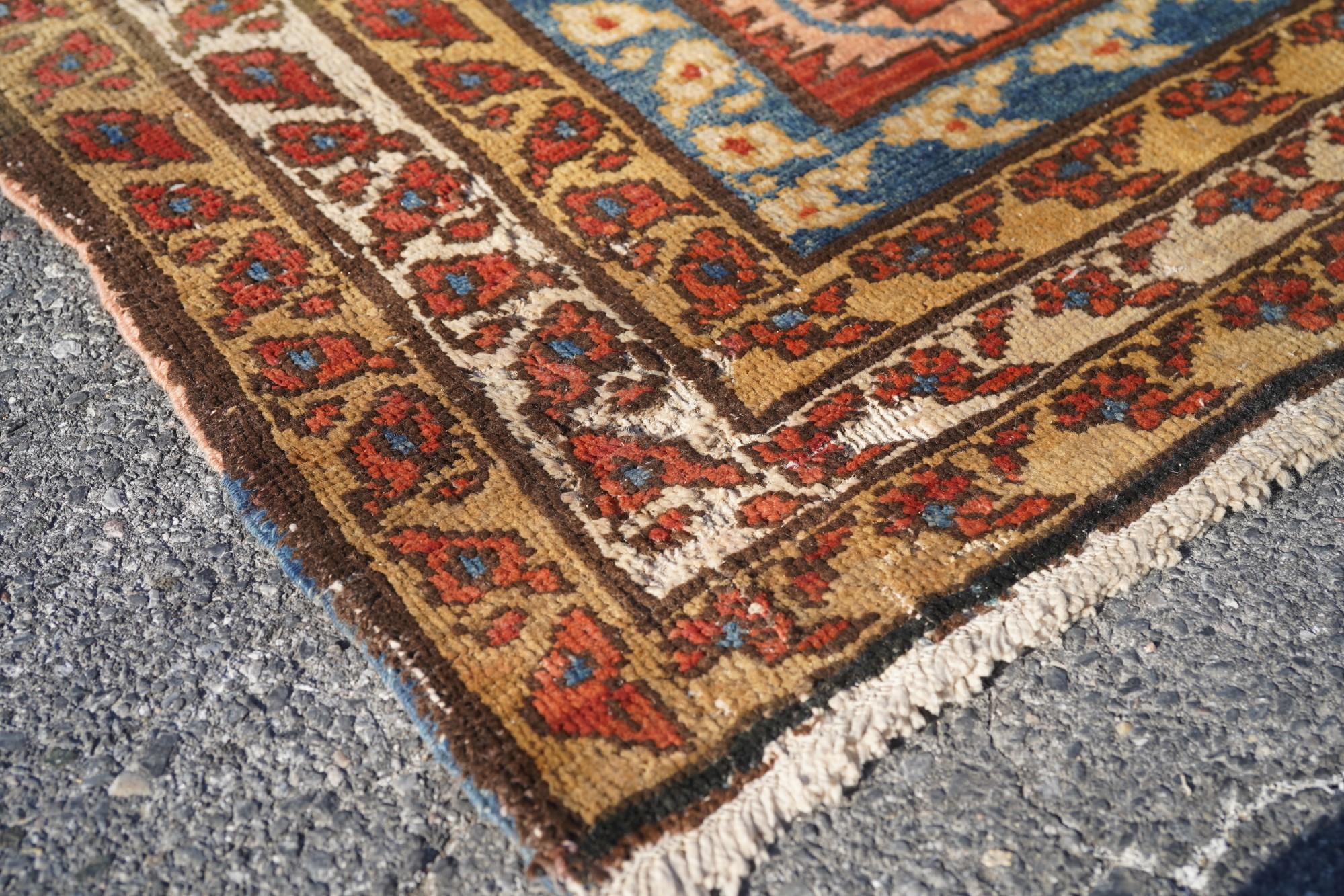 Antique Bakhshaish Rug In Excellent Condition For Sale In New York, NY