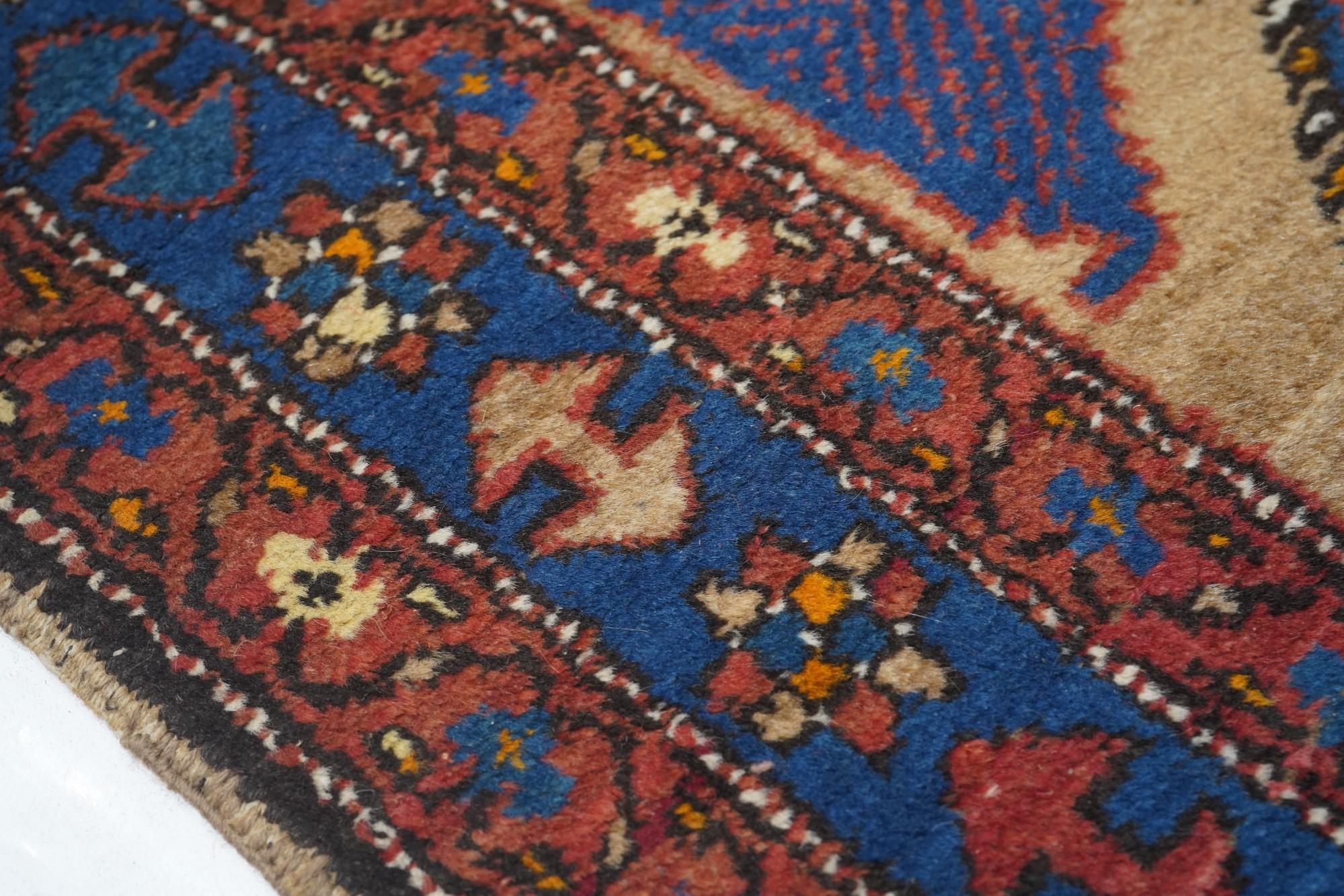 Antique Bakhshaish Rug In Excellent Condition For Sale In New York, NY