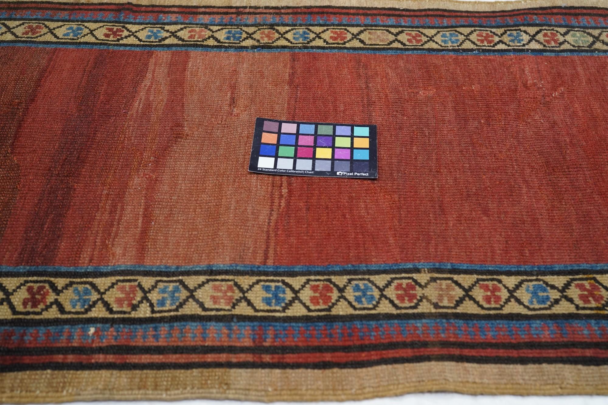 Tappeto antico Bakshayesh 2'4'' x 4'4'' in vendita 1