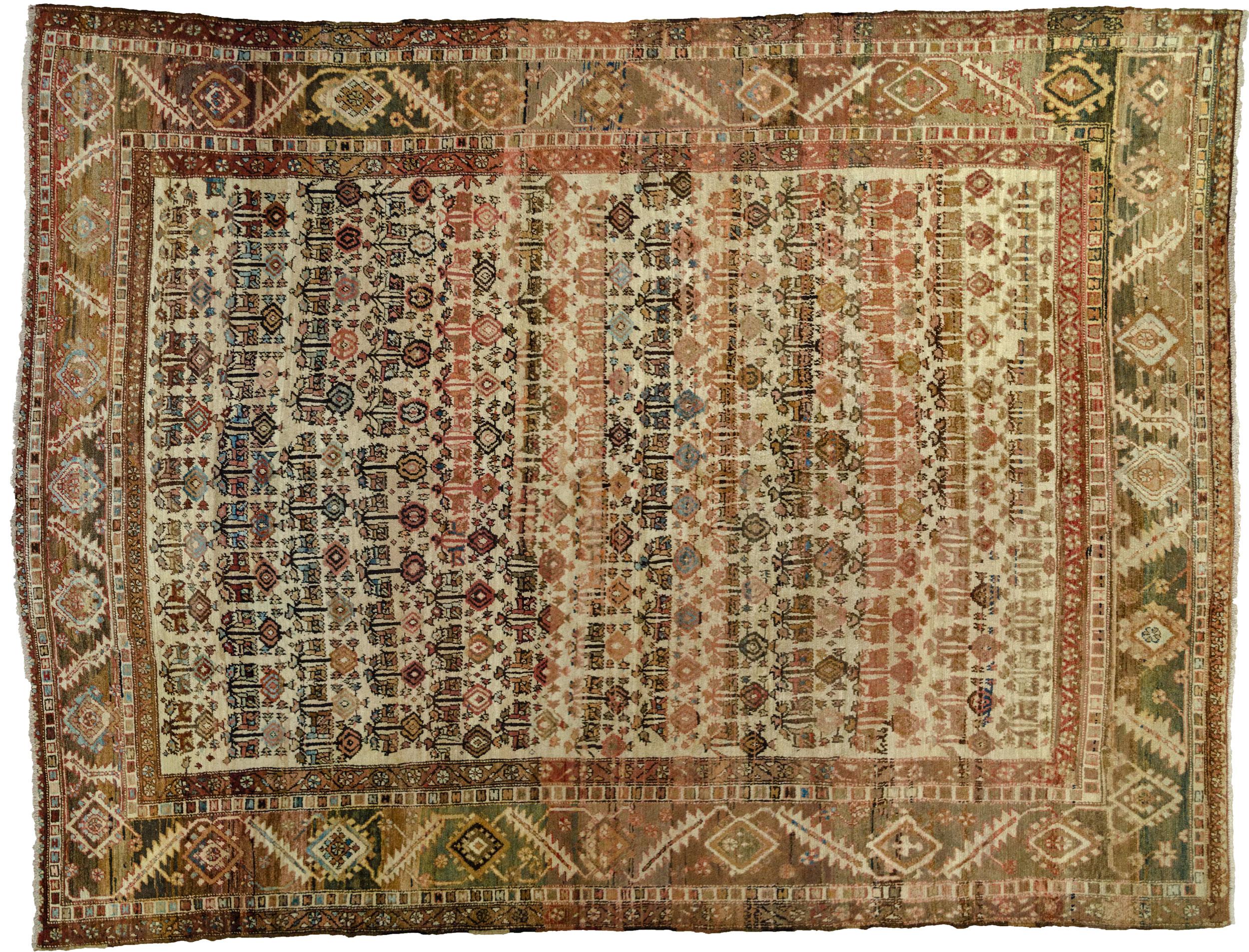 Dekorativer antiker Bakhshaysh-Teppich aus dem Nordosten des Iran
Bakhsyash-Teppiche weisen in der Regel keine hohe Knotenzahl auf, haben aber immer einen hohen künstlerischen und dekorativen Wert. Das zeigt sich deutlich bei diesem antiken Stück