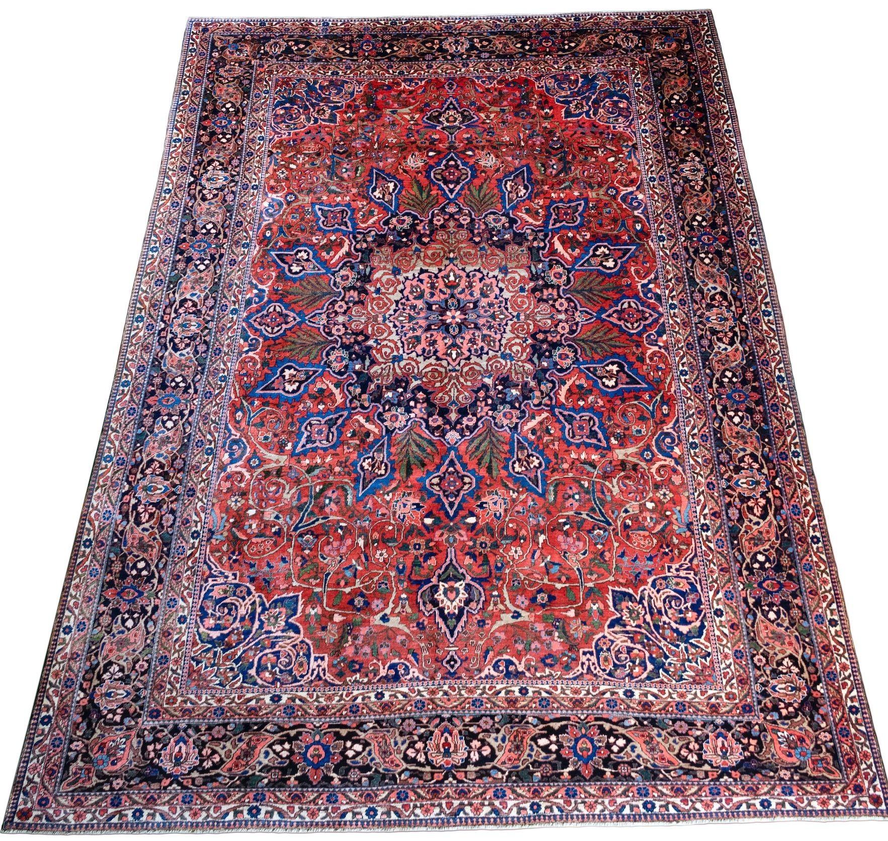 Ein hervorragender antiker Bakhtiar-Teppich, handgewebt um 1920. Das Design besteht aus einem großen konzentrischen Medaillon auf einem terrakottafarbenen Feld und einer Bordüre in tiefem Indigo mit rosa und beigefarbenen Akzenten. Fein gewebt und