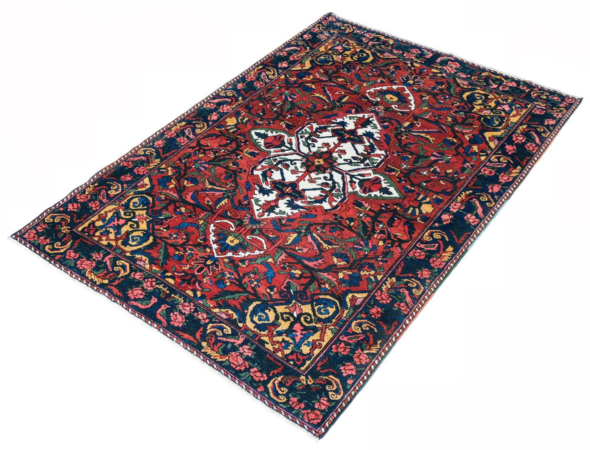 Antiker Bakhtiar-Teppich 2,05 m x 1,46 m im Zustand „Gut“ im Angebot in St. Albans, GB