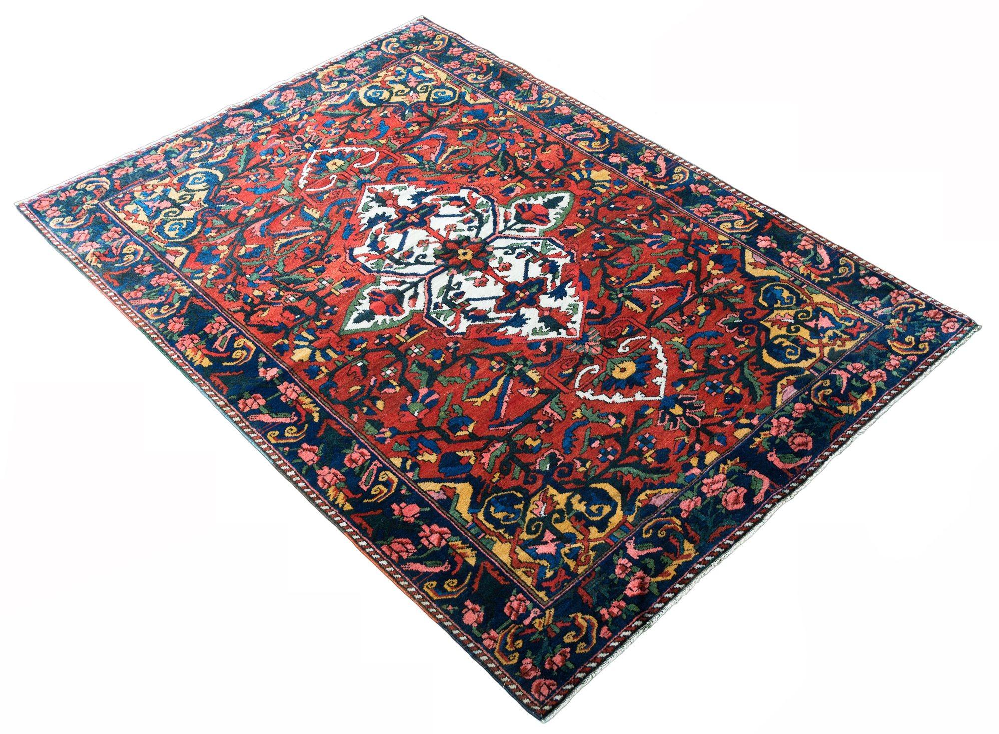 Antique Bakhtiar Rug In Good Condition For Sale In St. Albans, GB