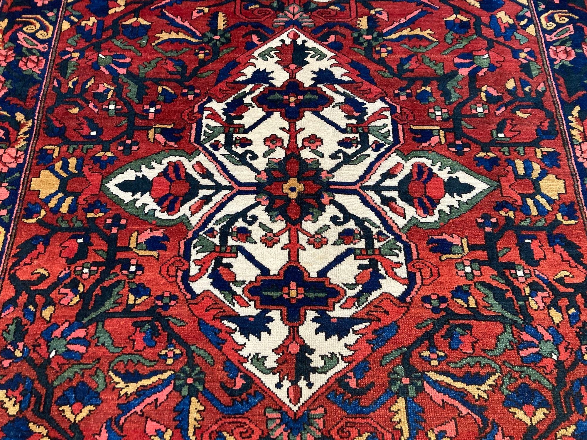 Antiker Bakhtiar-Teppich 2,05 m x 1,46 m im Angebot 1