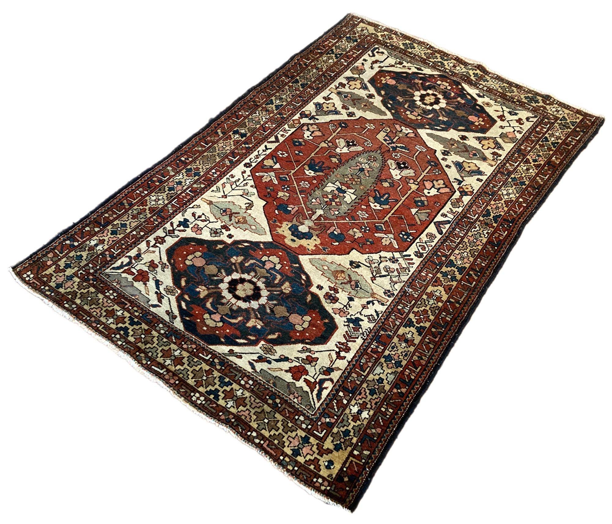 Antique Bakhtiar Rug In Good Condition For Sale In St. Albans, GB