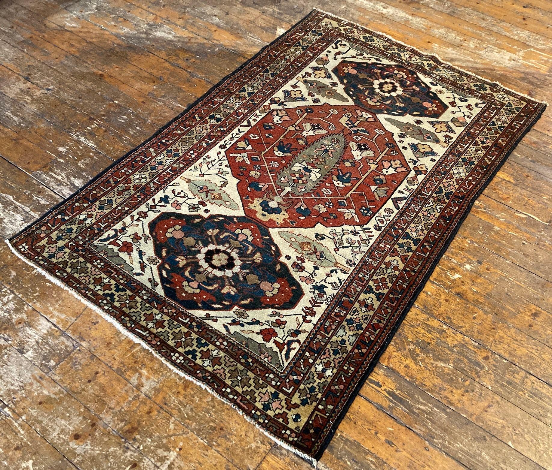 Antiker Bakhtiar-Teppich 2,06 m x 1,33 m (Frühes 20. Jahrhundert) im Angebot