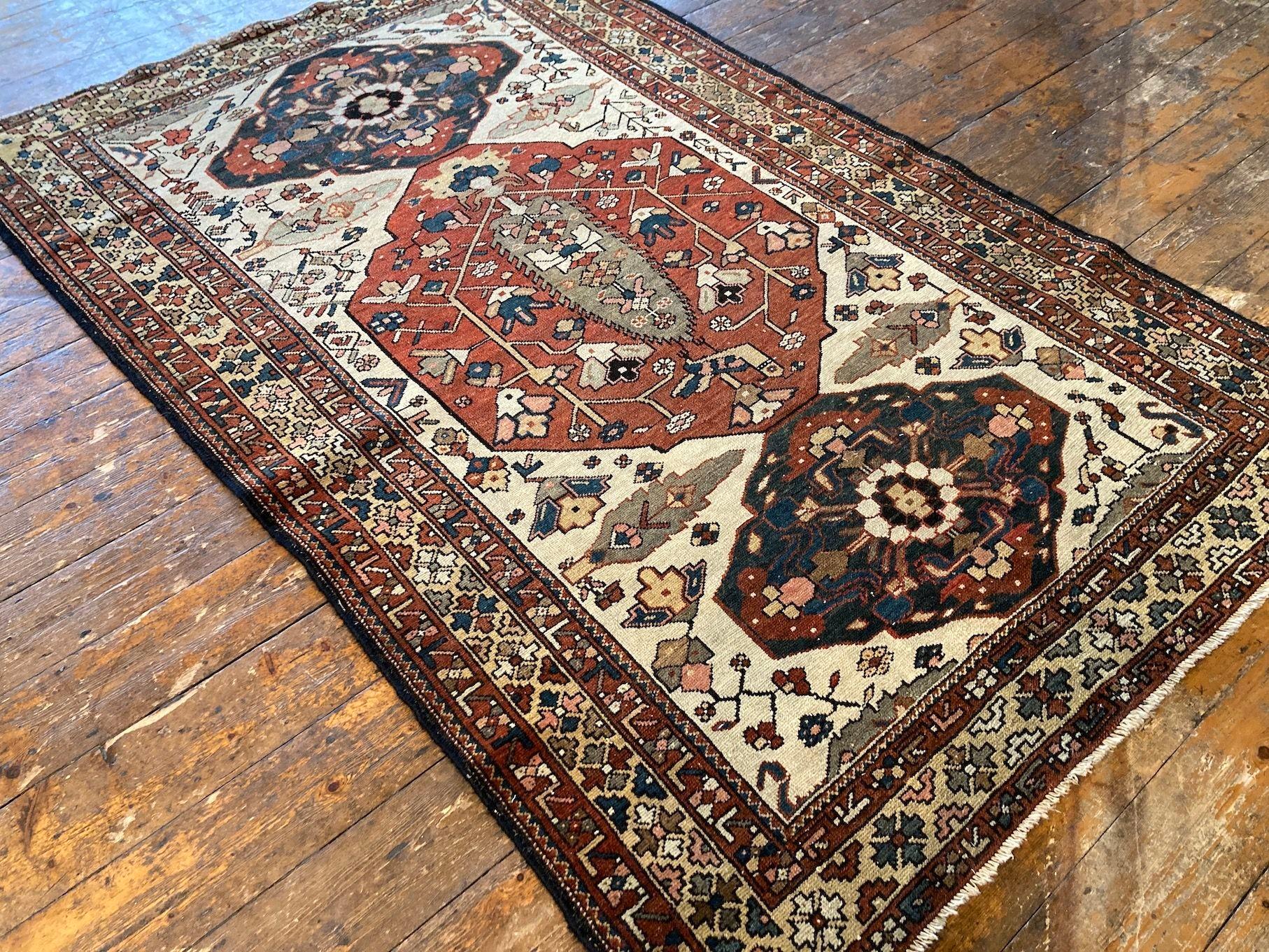 Antiker Bakhtiar-Teppich 2,06 m x 1,33 m (Wolle) im Angebot