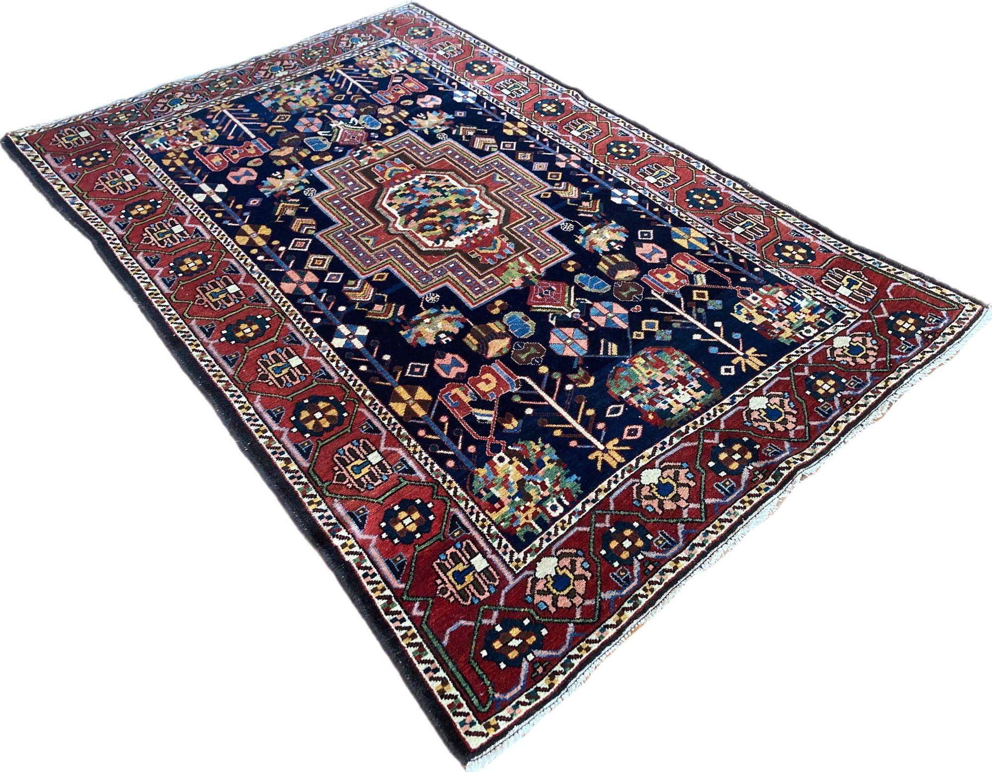 Antique Bakhtiar Rug 2.06m x 1.41m In Good Condition For Sale In St. Albans, GB