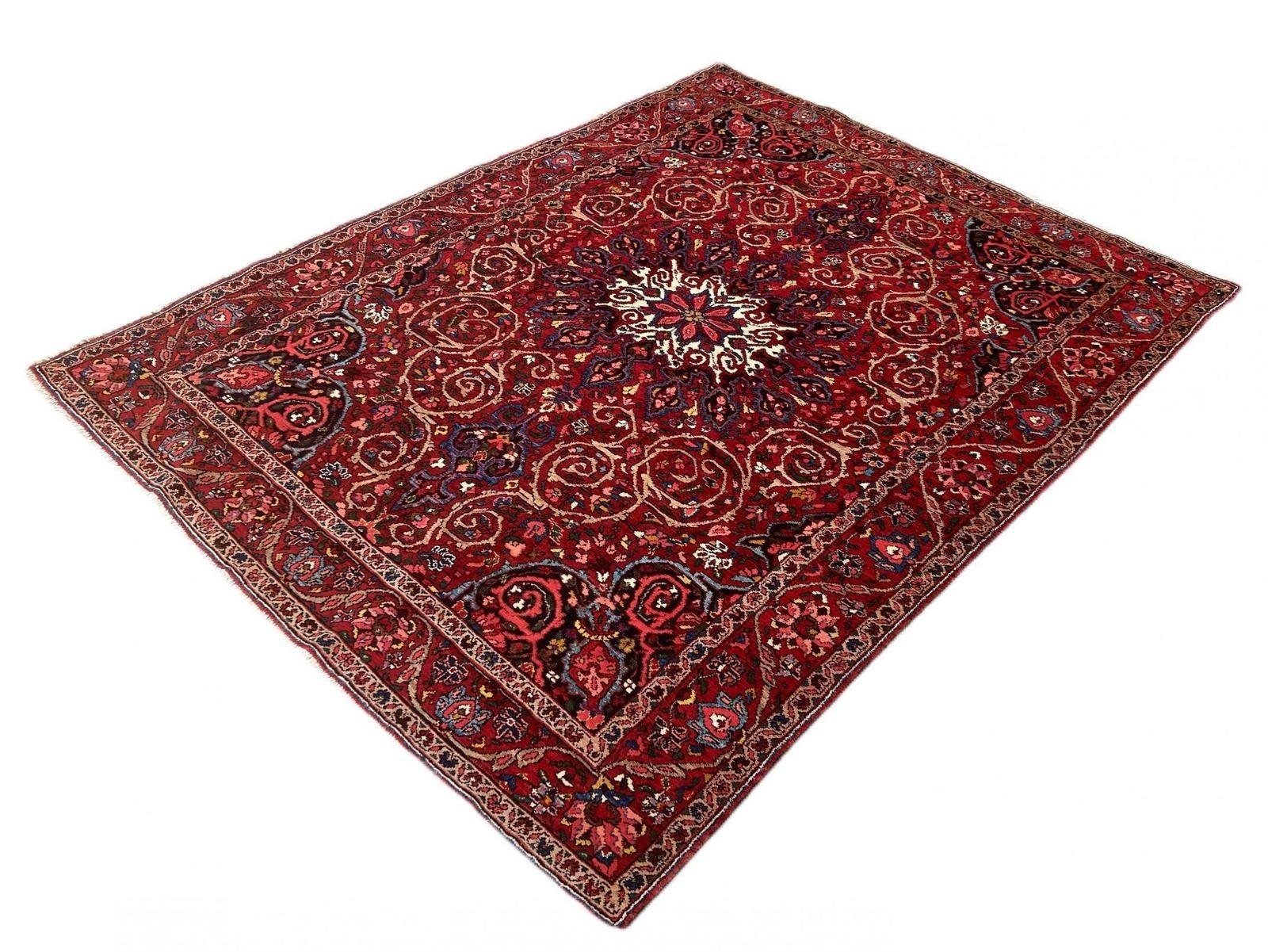 Antique Bakhtiar Rug In Good Condition In St. Albans, GB