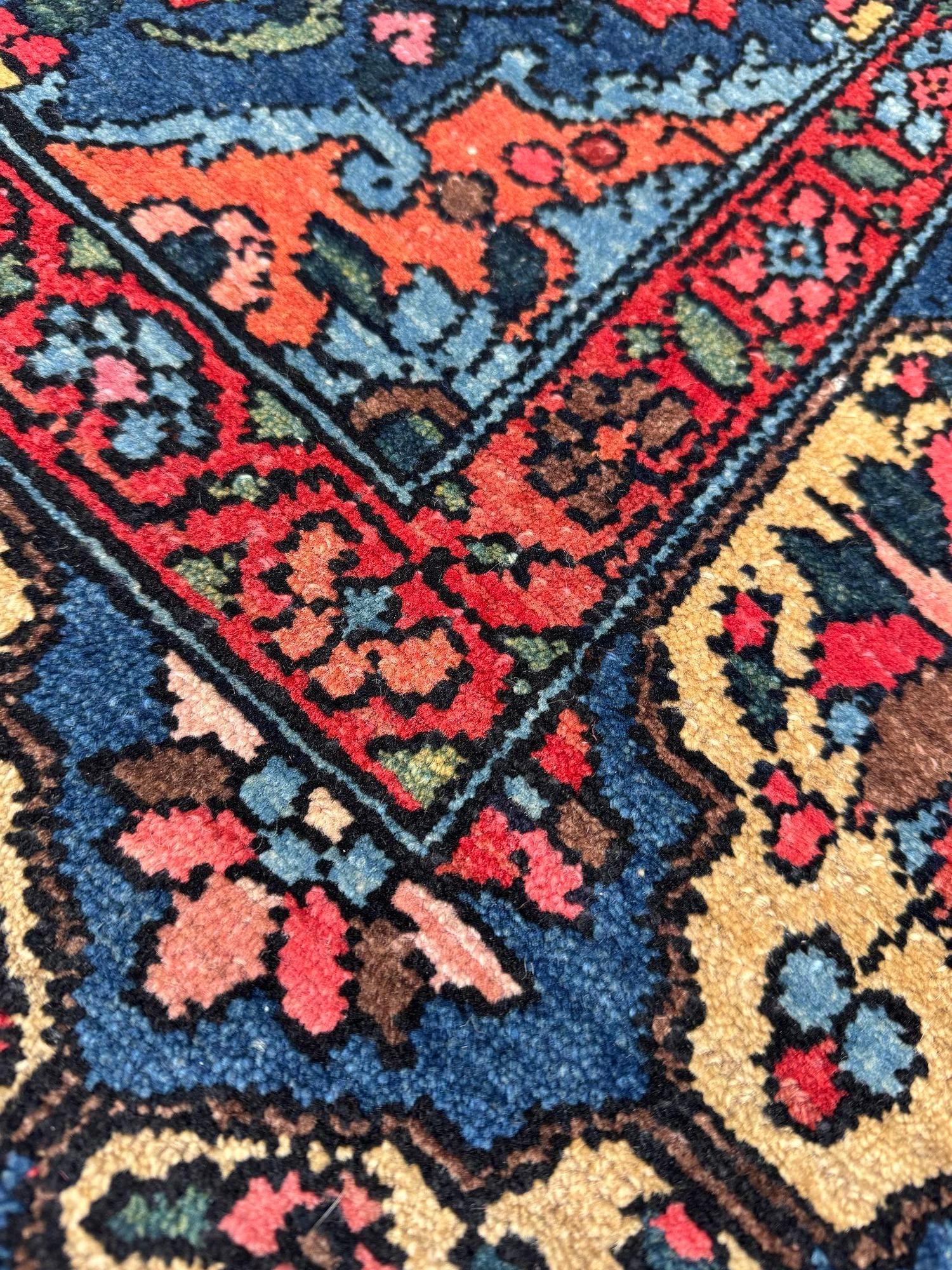 Tapis Bakhtiar ancien 2,13 m x 1,36 m en vente 5