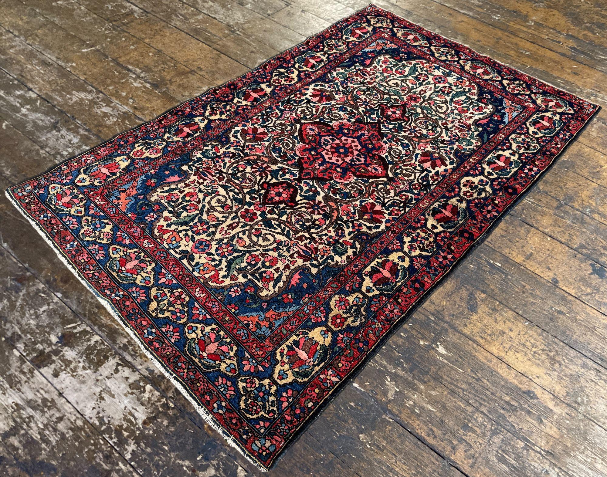 Laine Tapis Bakhtiar ancien 2,13 m x 1,36 m en vente