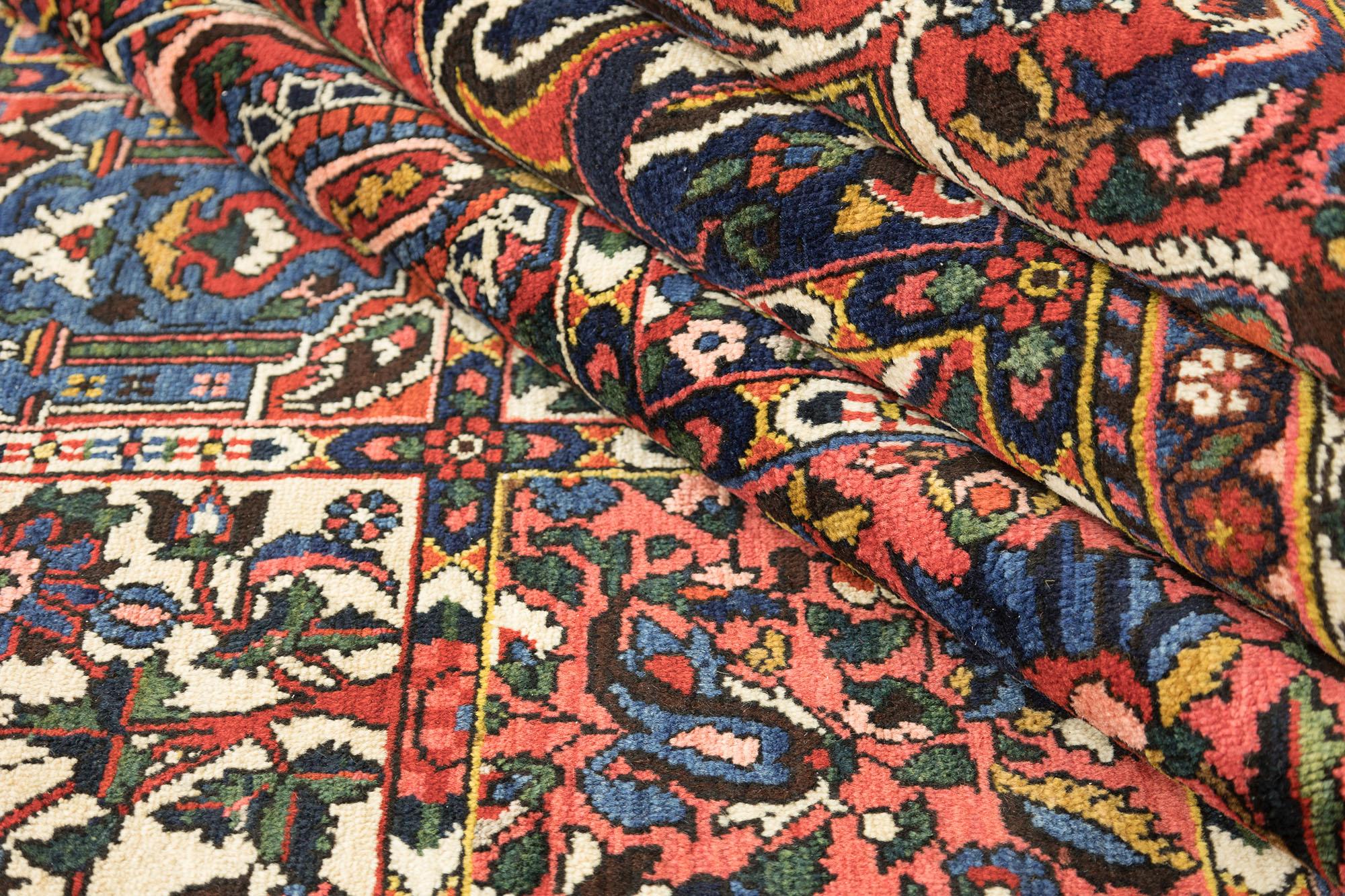 Antiker Bakhtiar-Teppich, handgeknüpft, 12,7 × 8,8 Fuß - Rot, Marine & Elfenbein (Wolle) im Angebot