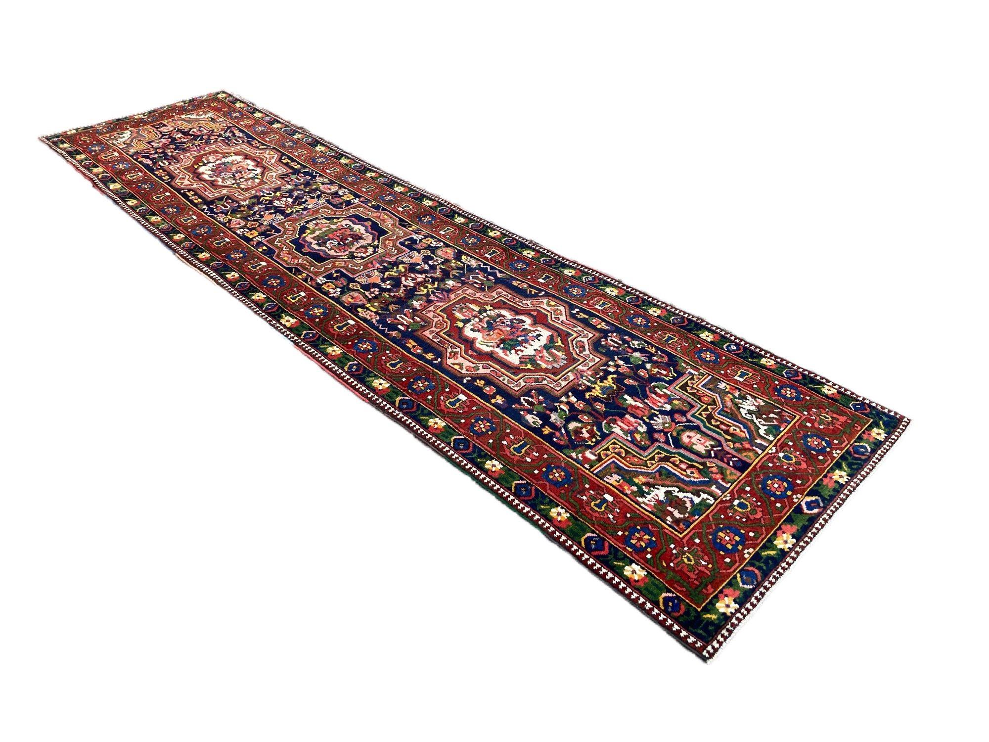 Antiker Bakhtiar-Läufer 4,00 m x 1,07 m im Zustand „Gut“ im Angebot in St. Albans, GB